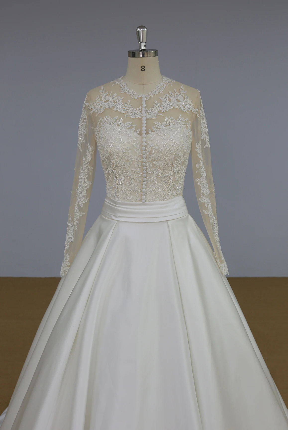 Newest design 2018 high quality wedding dress long sleeves with lace appliques