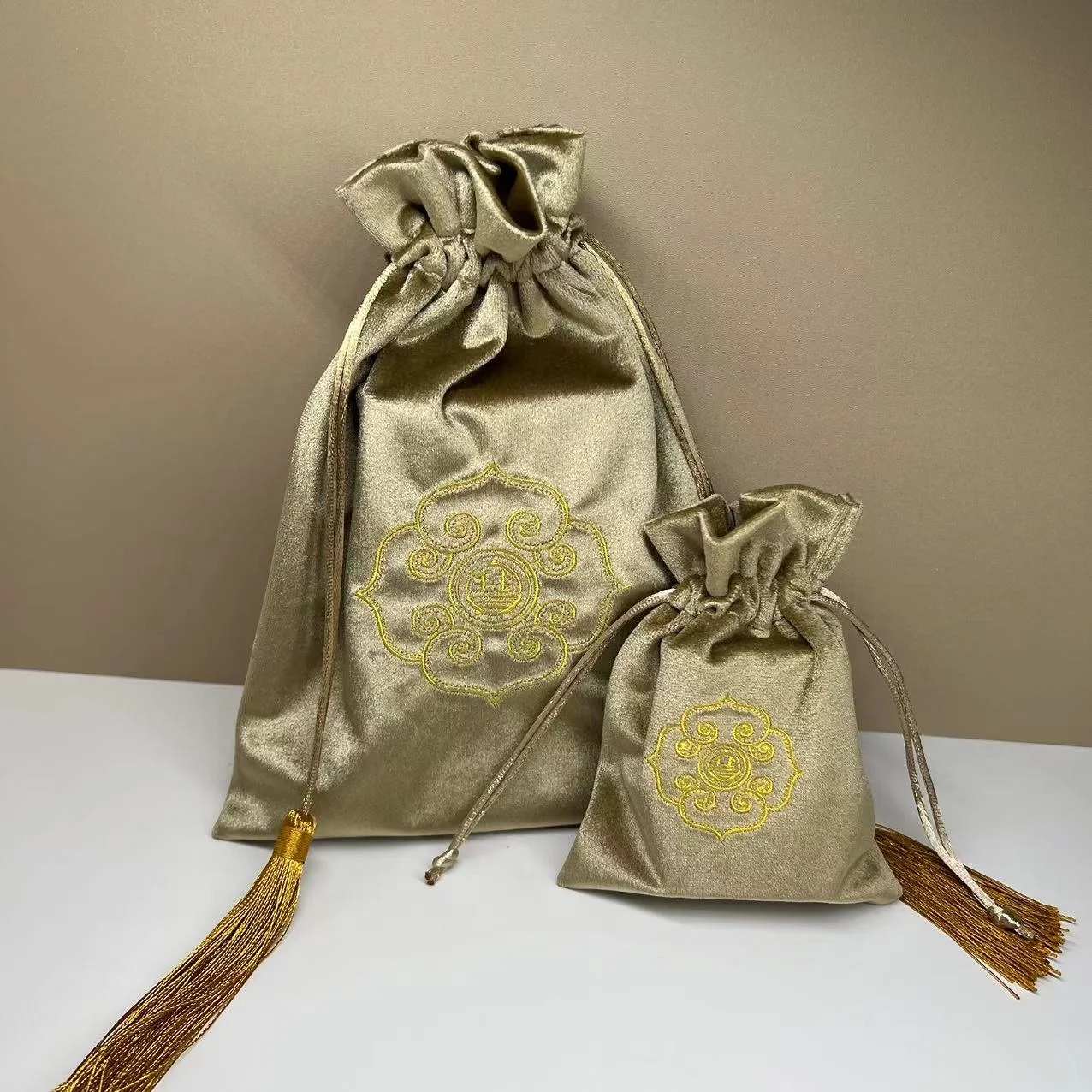 Luxury Custom Silky Velvet Drawstring Bag Eco Garment Storage Packaging Bag Velvet Jewellery Shoe Dust Bag with Embroidered Logo