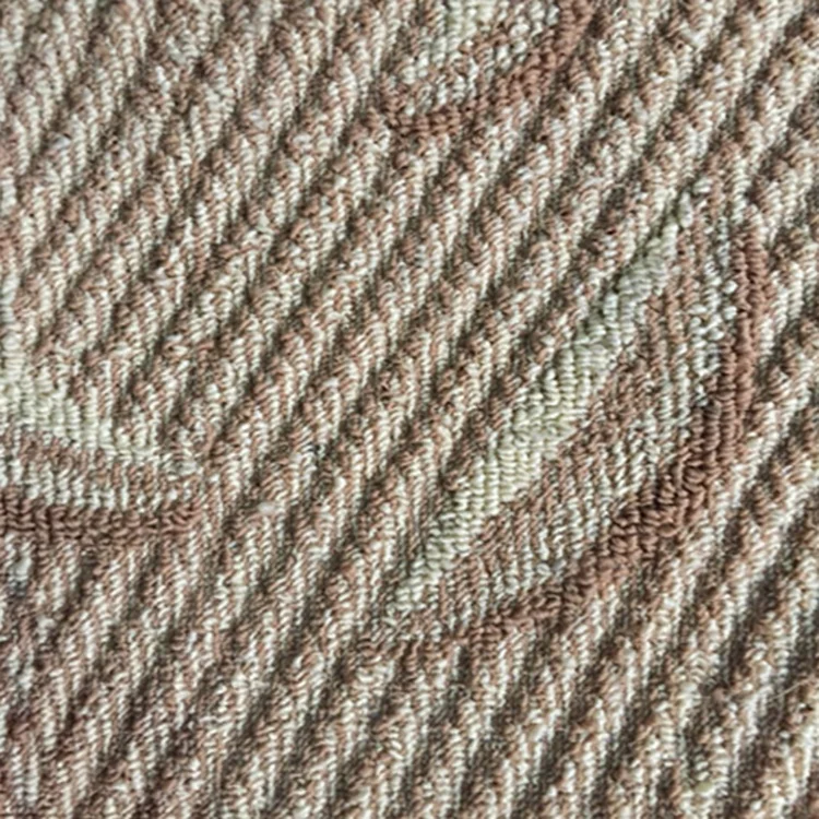 Multi-loop tufting carpet making machine controlled by servo motor