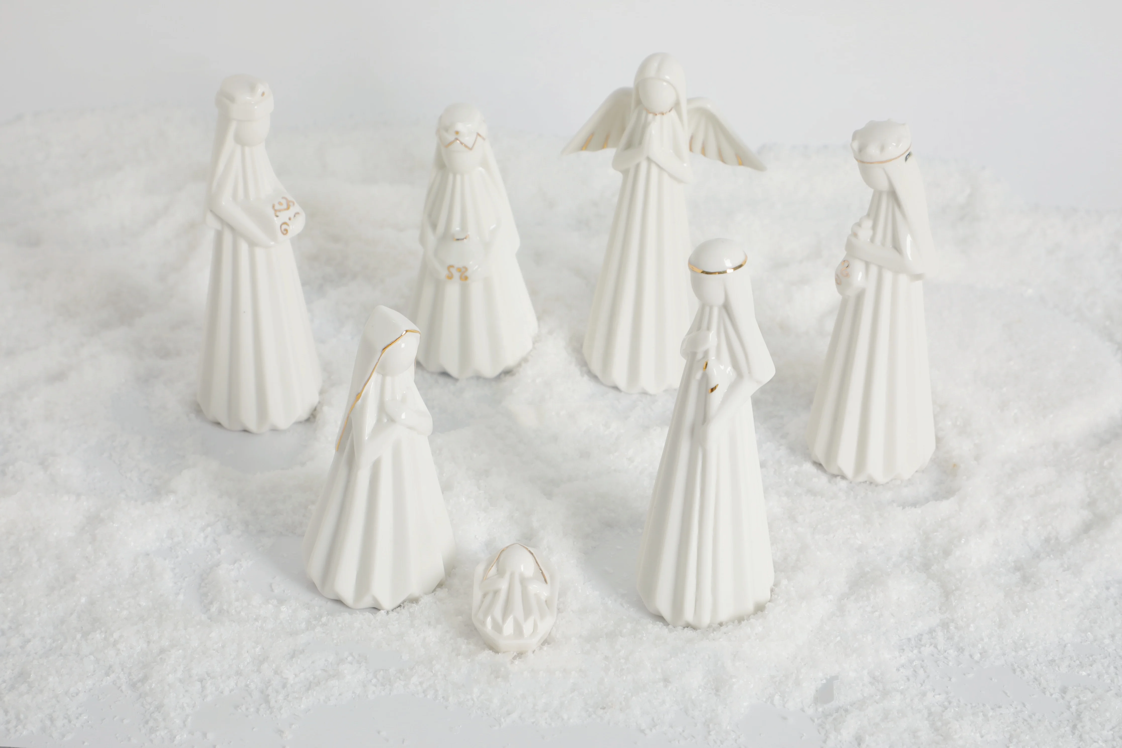 Wholesale Hand Carved Delicate White Ceramic Religious Nativity Set Figurines With Gold Rim For Sale