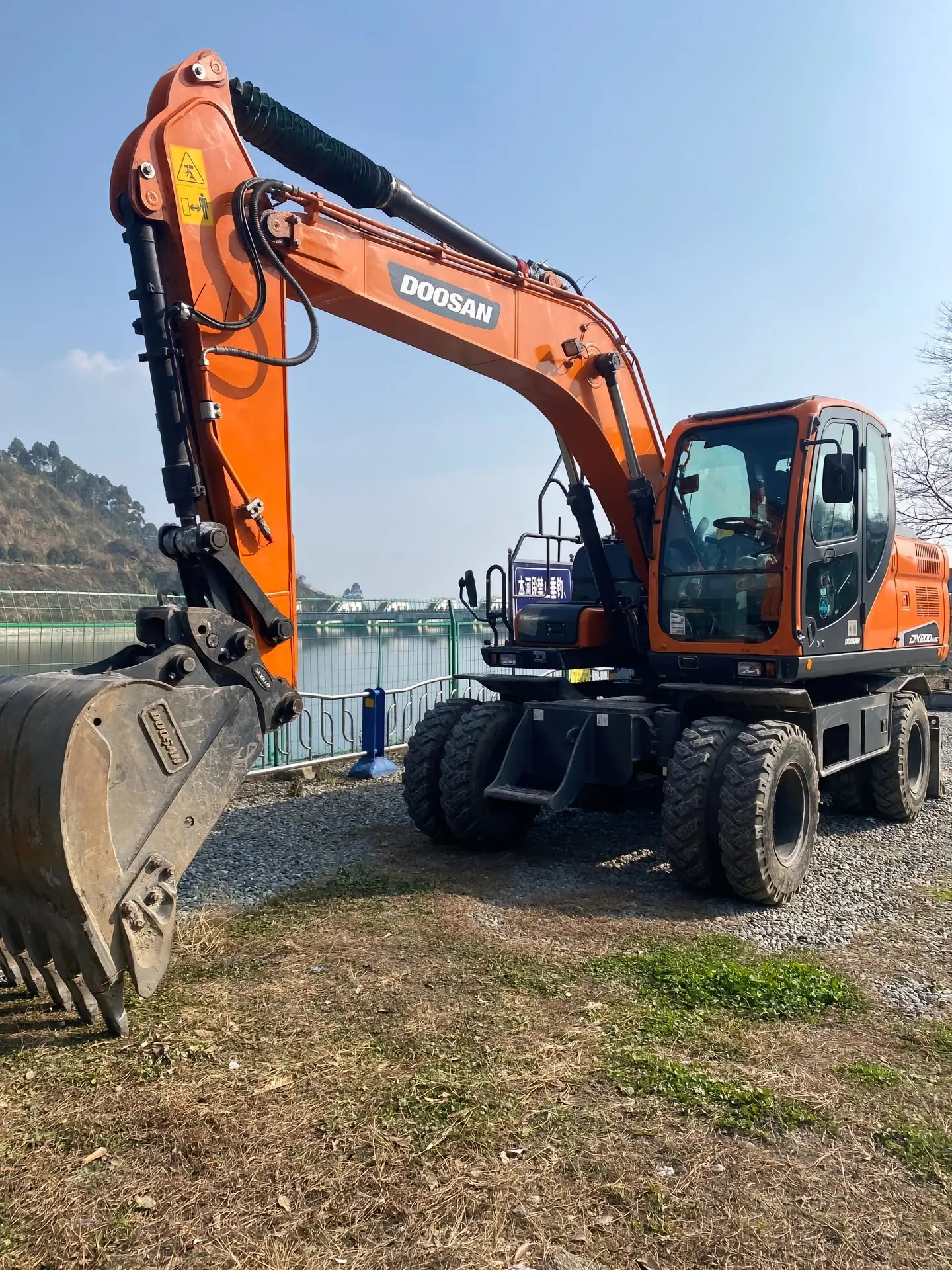 Заводская оптовая продажа низкая цена 20 тонн подержаного экскаватора Doosan DX200 средний колесный экскаватор