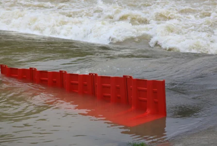 Portable flood prevention gate water filled barrier quick dam