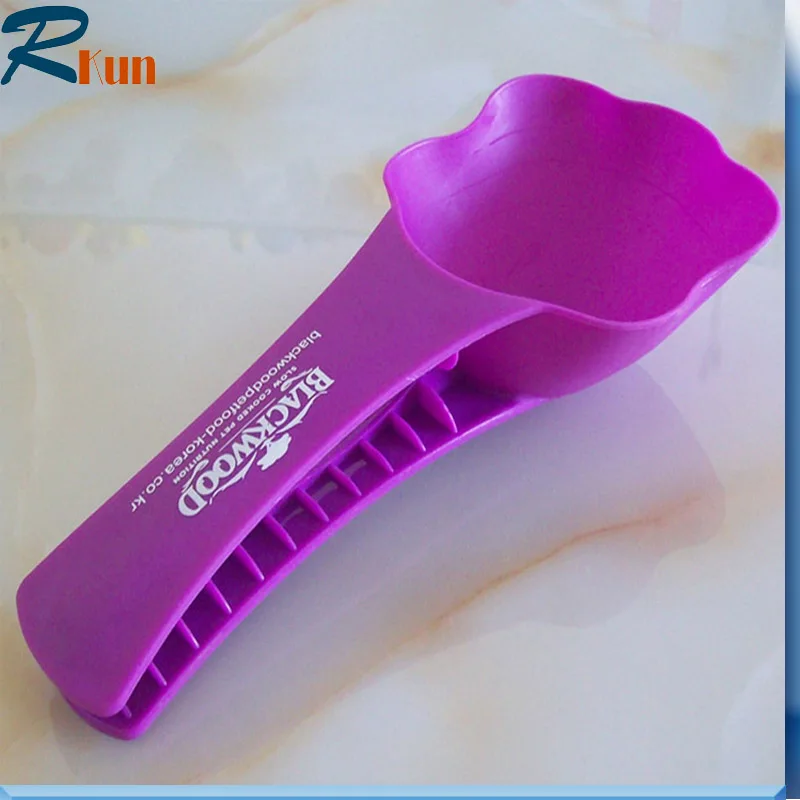Plastic pet dog paw shape food measuring scoop clip