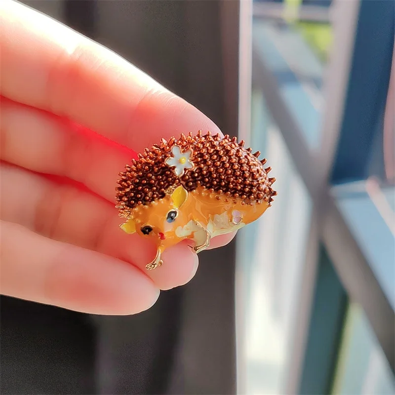 New Trendy Hedgehog Flower Brooch Pin Versatile Cartoon Painted Enamel Brooch Unisex High-End Personalized Metal Animal Brooches