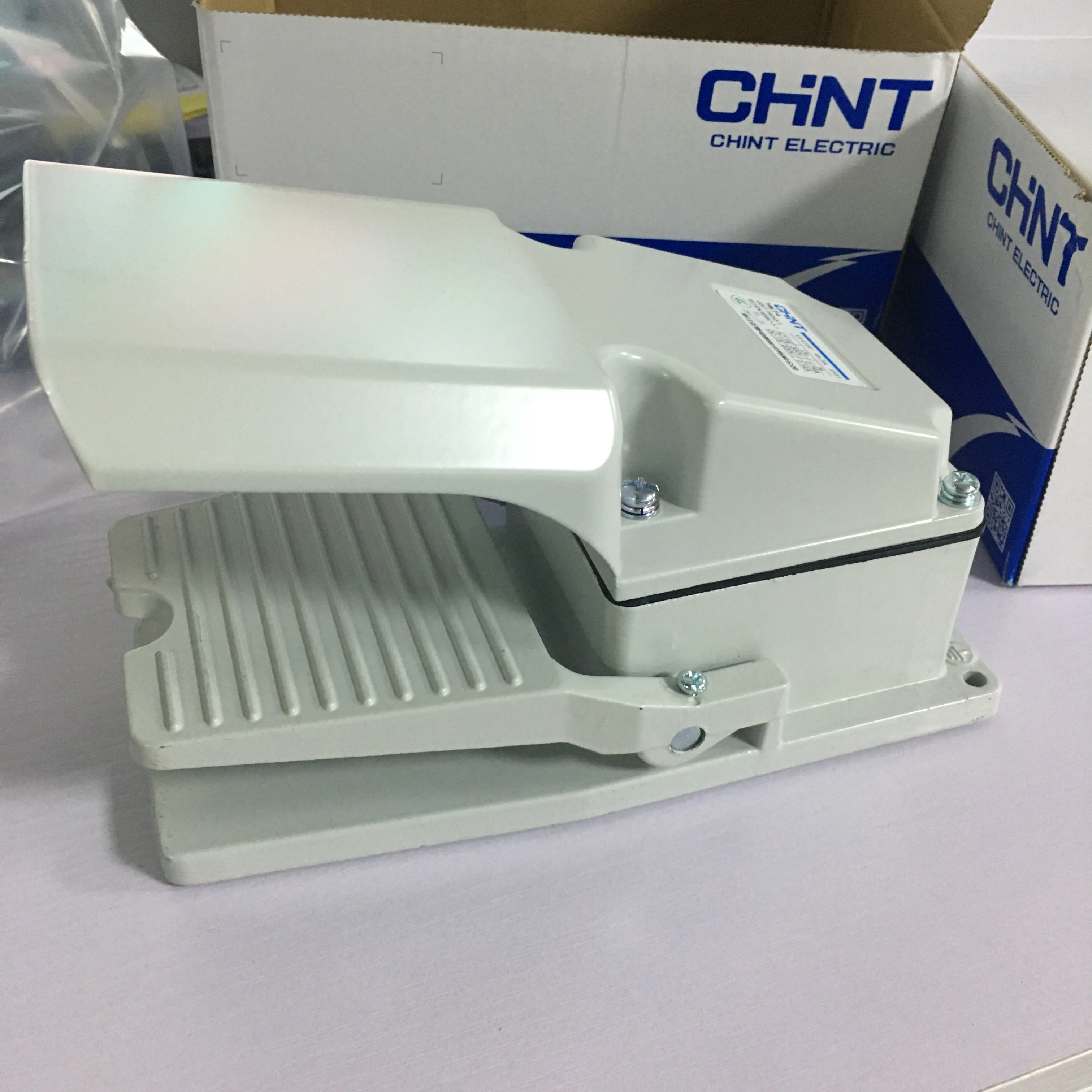 YBLT-4  YBLT4 foot pedal LT controller with protective cover self-resetting 220V two-phase power Foot switch