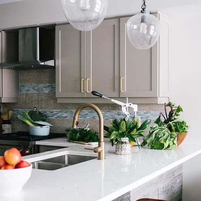 Cut-to-Size Chinese Prefab Polish Kitchen Artificial Quartz Granite Stone Calacatta White countertop