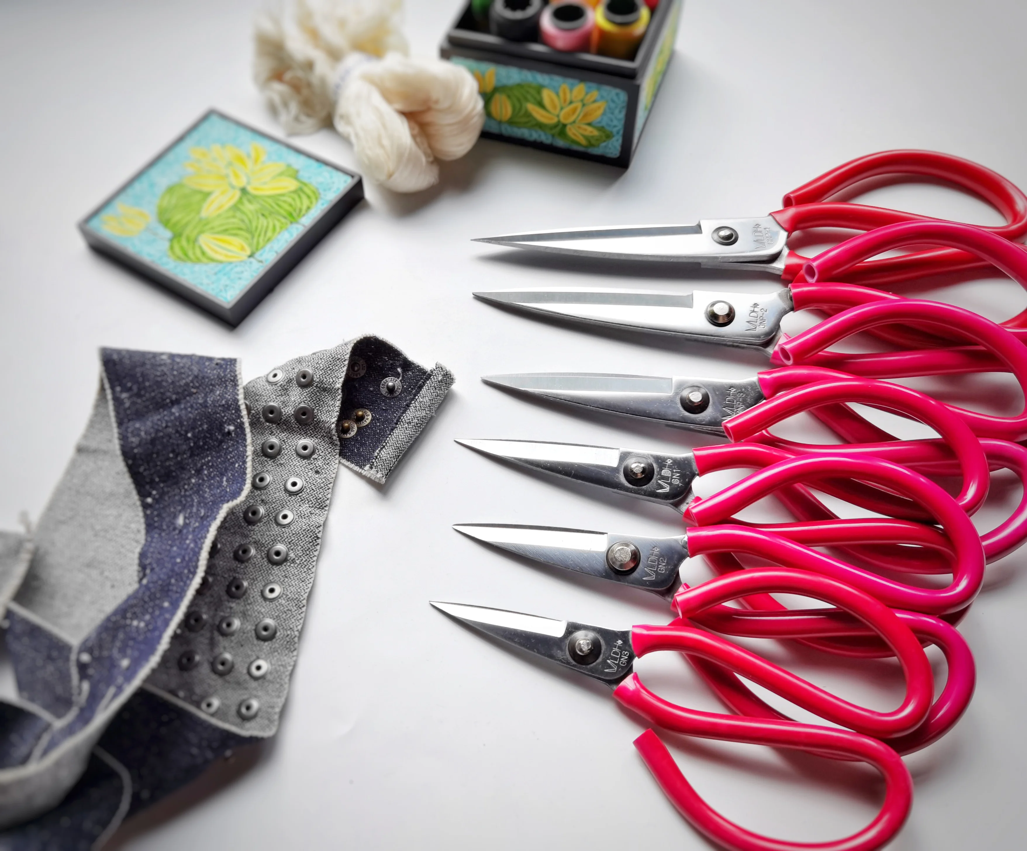 Высококачественные кожаные ножницы оптом Серебристые белые лезвия индивидуальные инструменты сталь LDHGN1