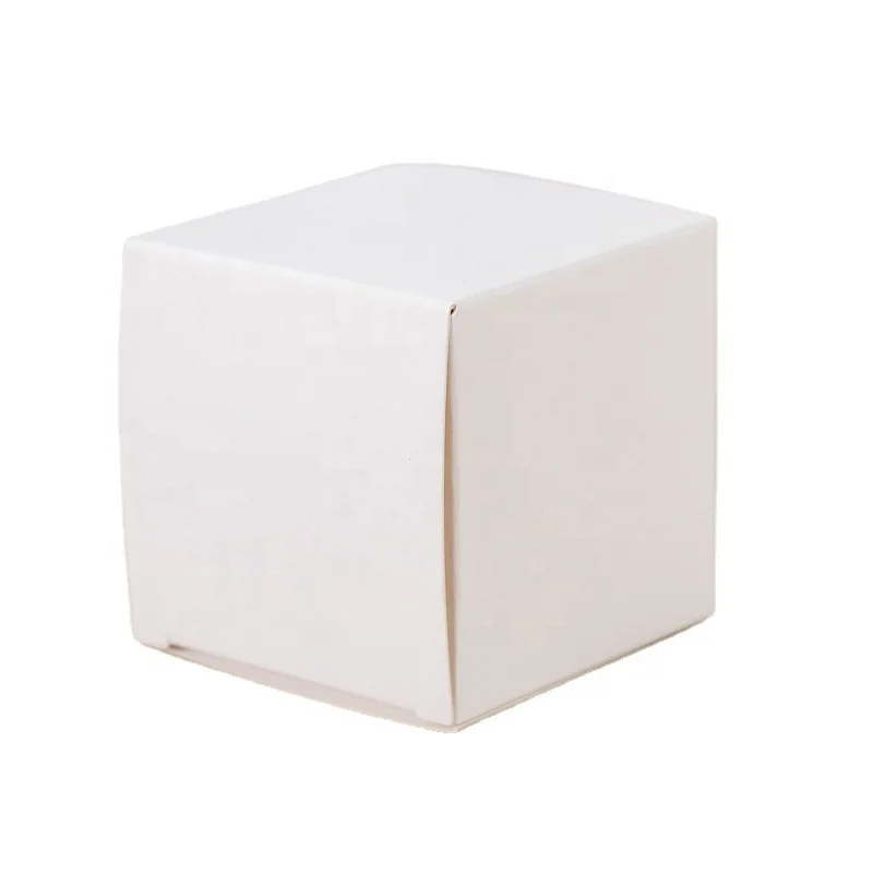 Маленькая белая коробка для парфюмерии