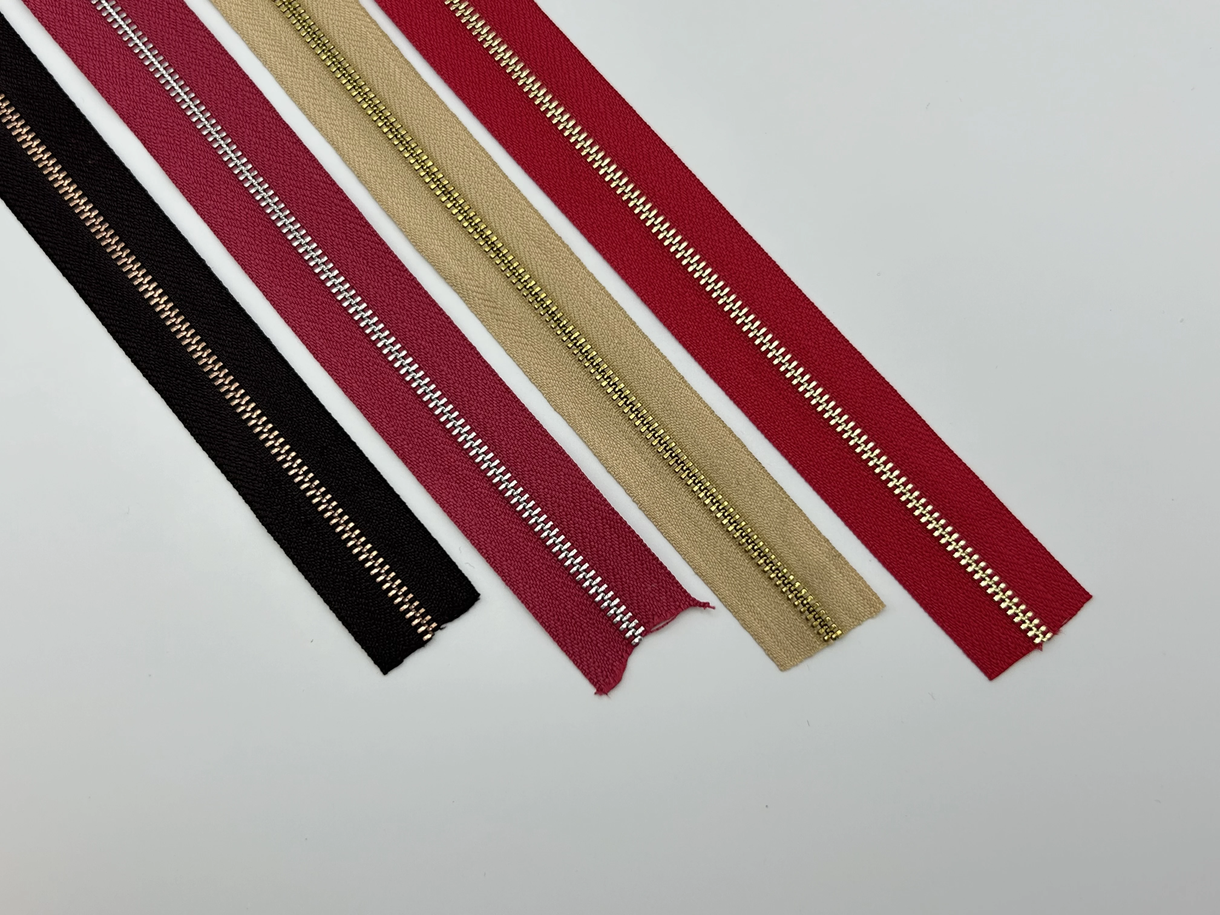 Low MOQ Wholesale Zipper Good Polishing Metal Zipper Roll