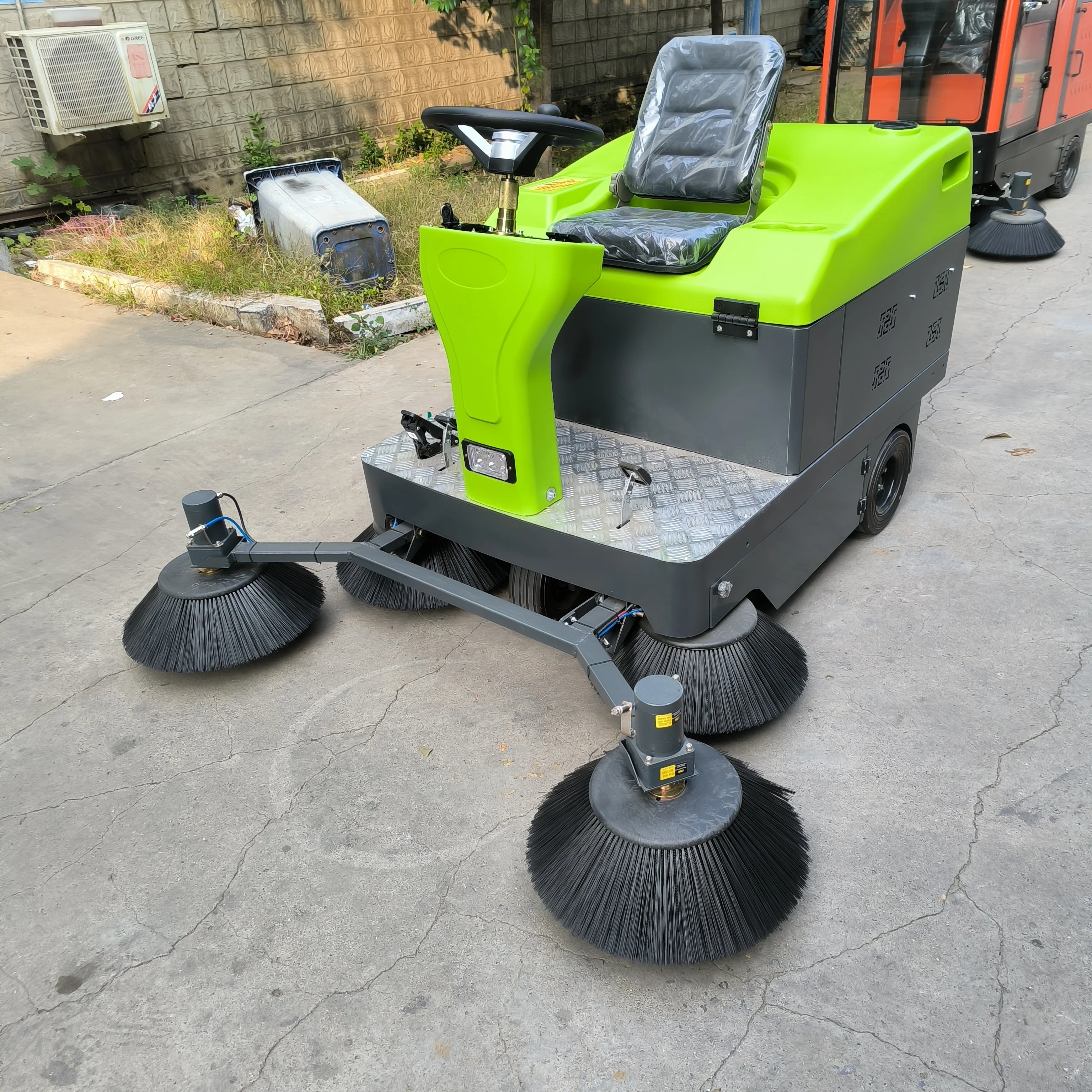Driveway Cleaner Customized YuRui M1800  Road Sweeper Truck  electric Multipurpose Sweeper premium Quality Road Sweeper