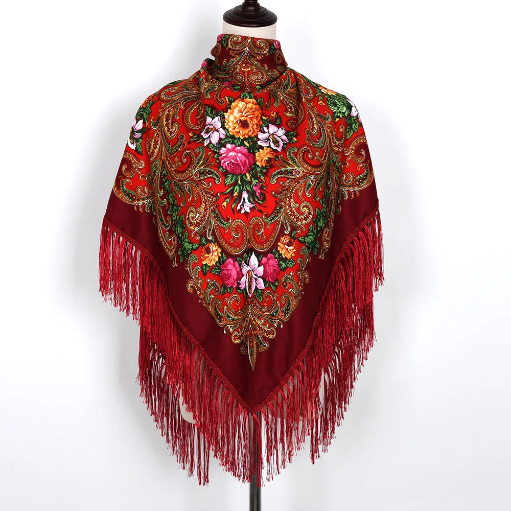 Женский шарф с кисточками