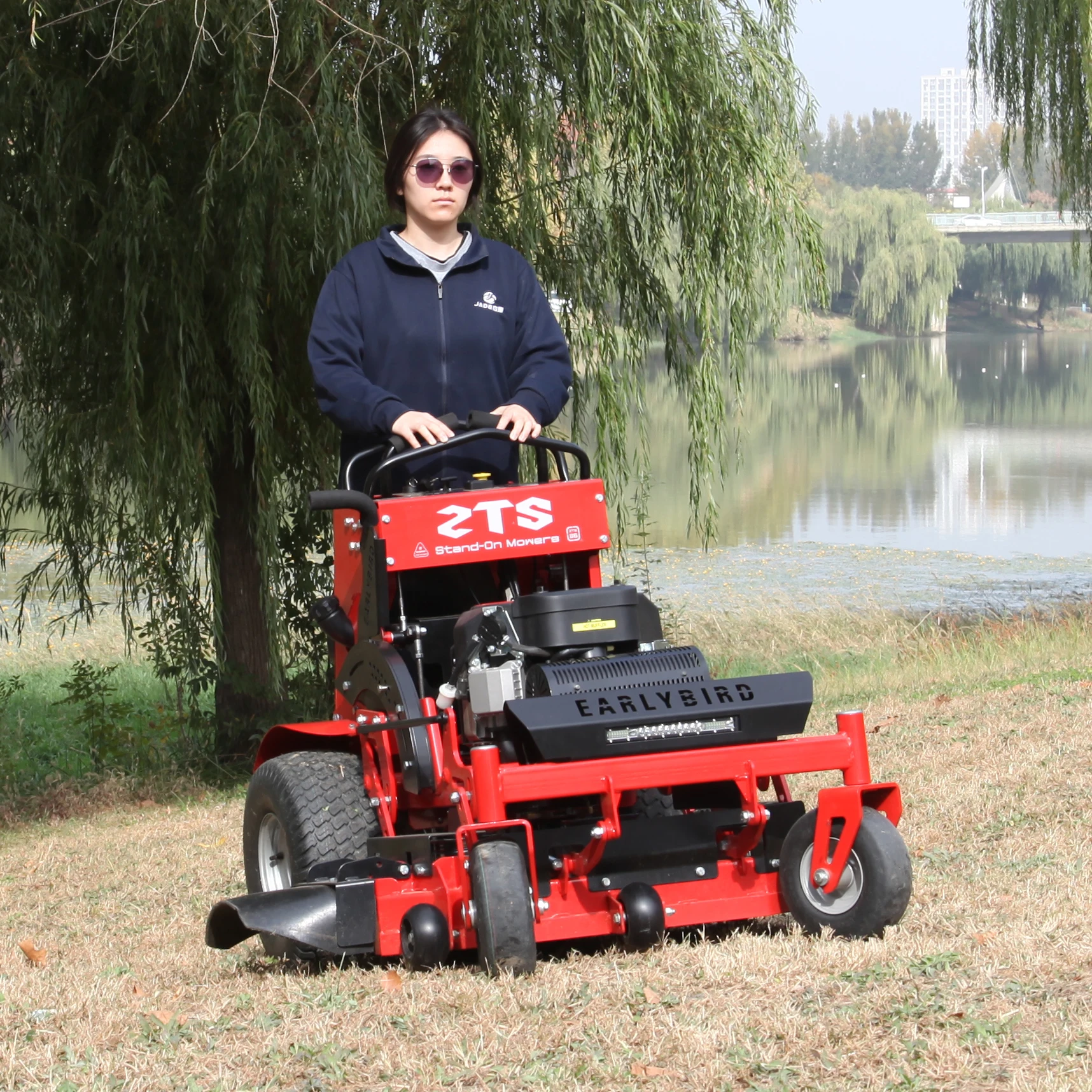 High Efficiency Strong Power Cutting Width 810mm Stand On Lawn Mower