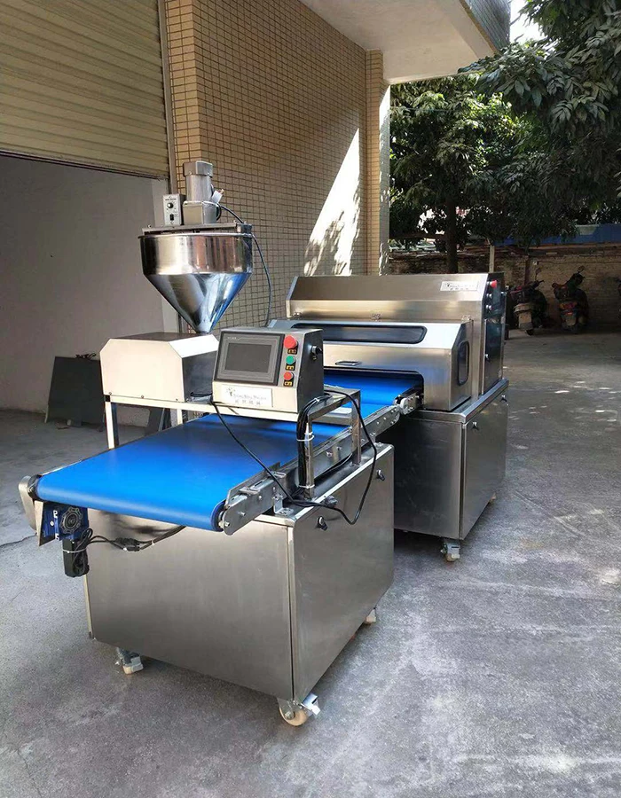 Automatic swiss roll cake making chocolate spreading spreader rolling