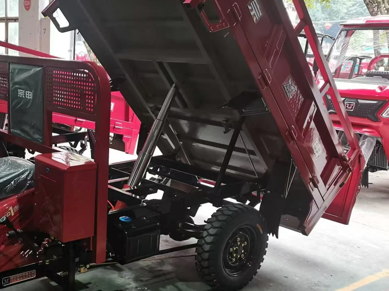 Hot Selling Motorcycle Motorized 150cc 200cc Engine Cargo Tricycle Petrol Tricycle Zongshen Cheap 250cc Gasoline Tricycle