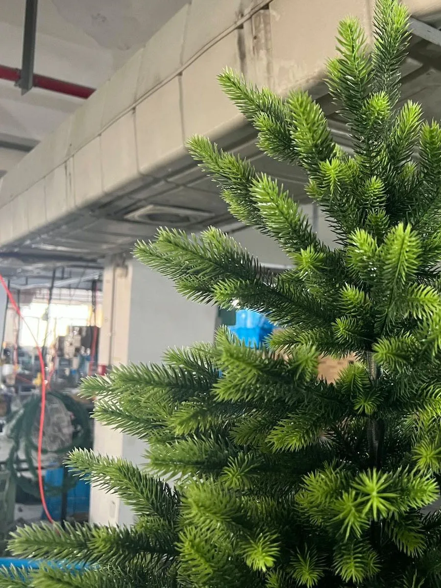 Factory Wholesale HIgh Quality 150cm 180cm 210cm 240cm Full PE decorative christmas trees