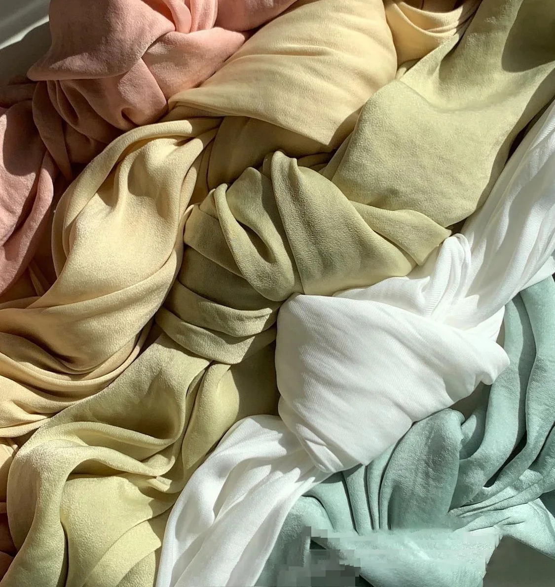 Новейший дизайн 2022 Лидер продаж в Малайзии сатиновый шарф мусульманский Мусульманский Женский бархатный Матовый шелковый пятнистый хиджаб