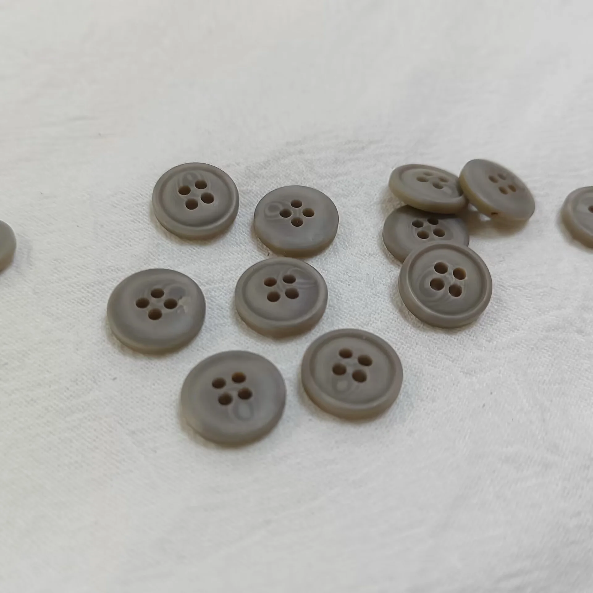 Популярная на заказ пуговица из смолы размером 12 мм и 14 мм с 4 отверстиями для женских рубашек