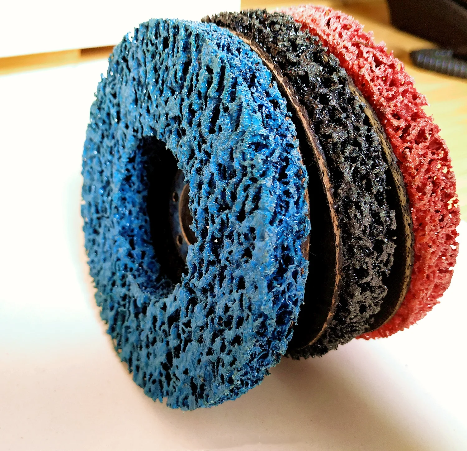 3 шт. 4x7/8 дюйма черные/синие/красные диски для шлифовальных машин очистки и удаления краски покрытия ржавчины оксида