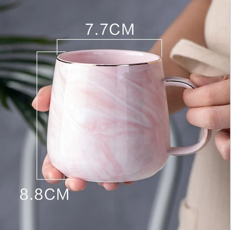 Керамическая кофейная кружка с золотым ободком и мраморным дизайном розового цвета фарфоровая