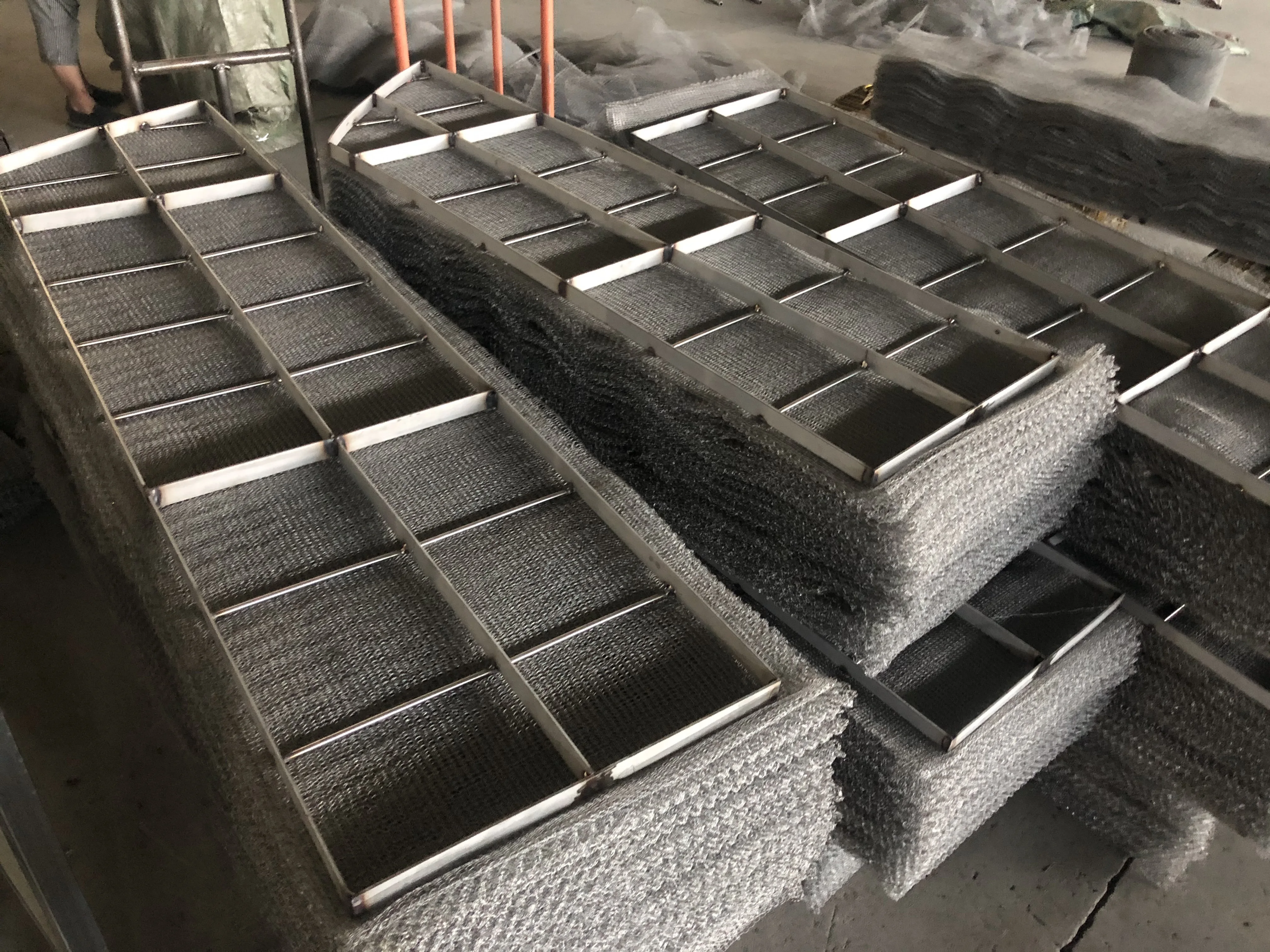 Desulfurization coalescers mesh demister pads