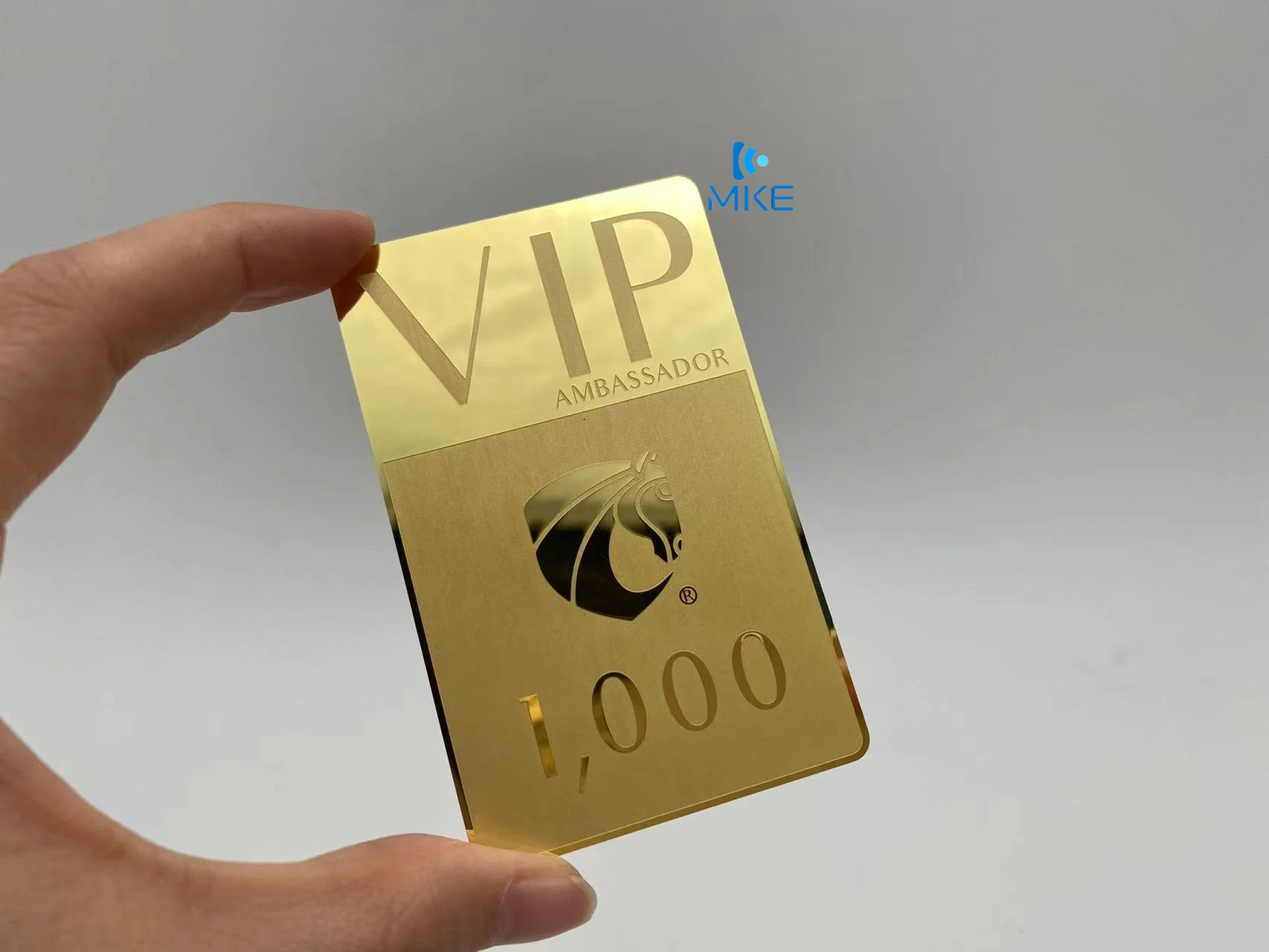 Индивидуальные черные и золотые деловые металлические карты из