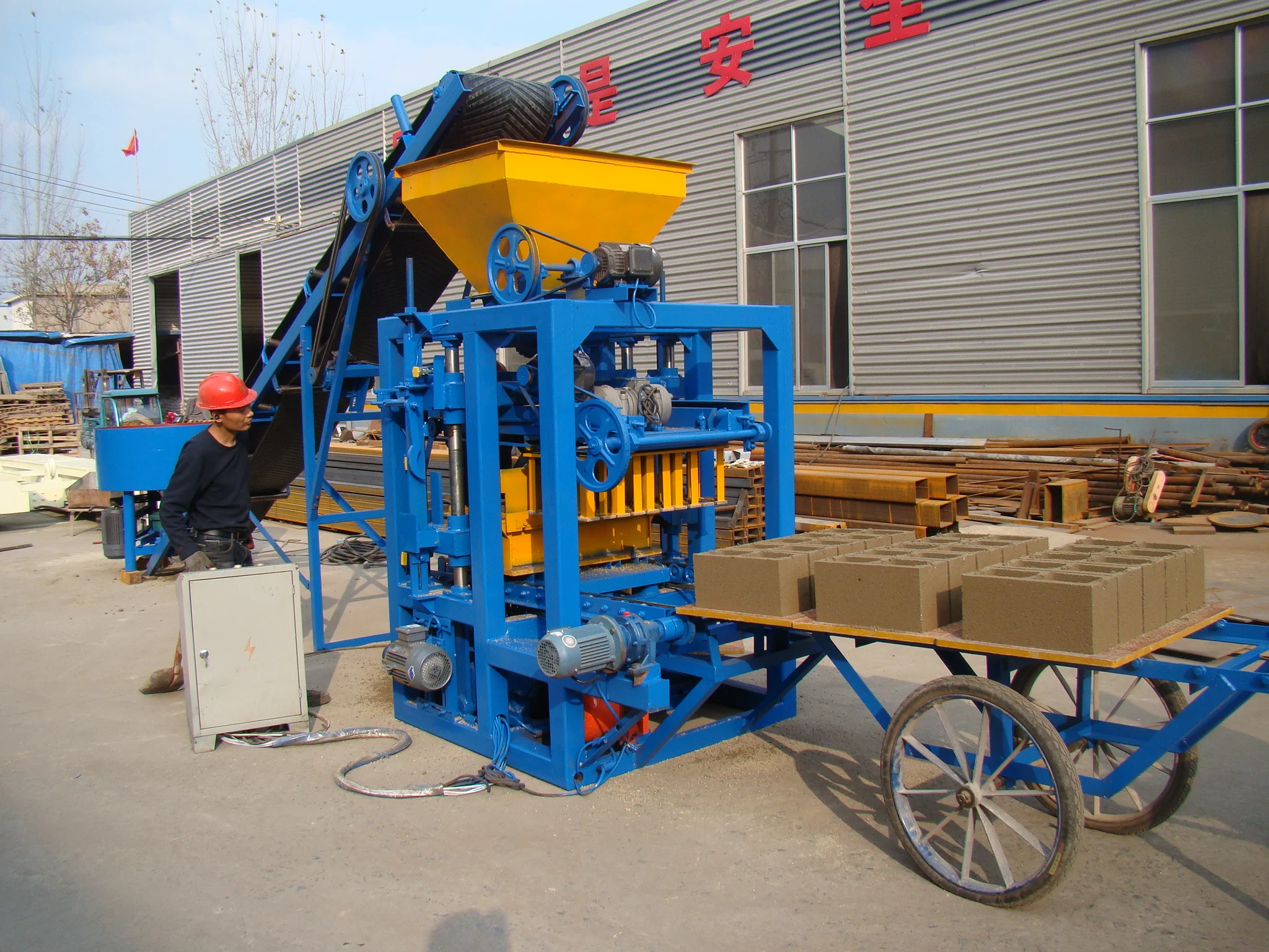Hot Sales Customized Semi-Automatic Hollow Block Brick Making Machine Qt4-24 Cement Brick Machine