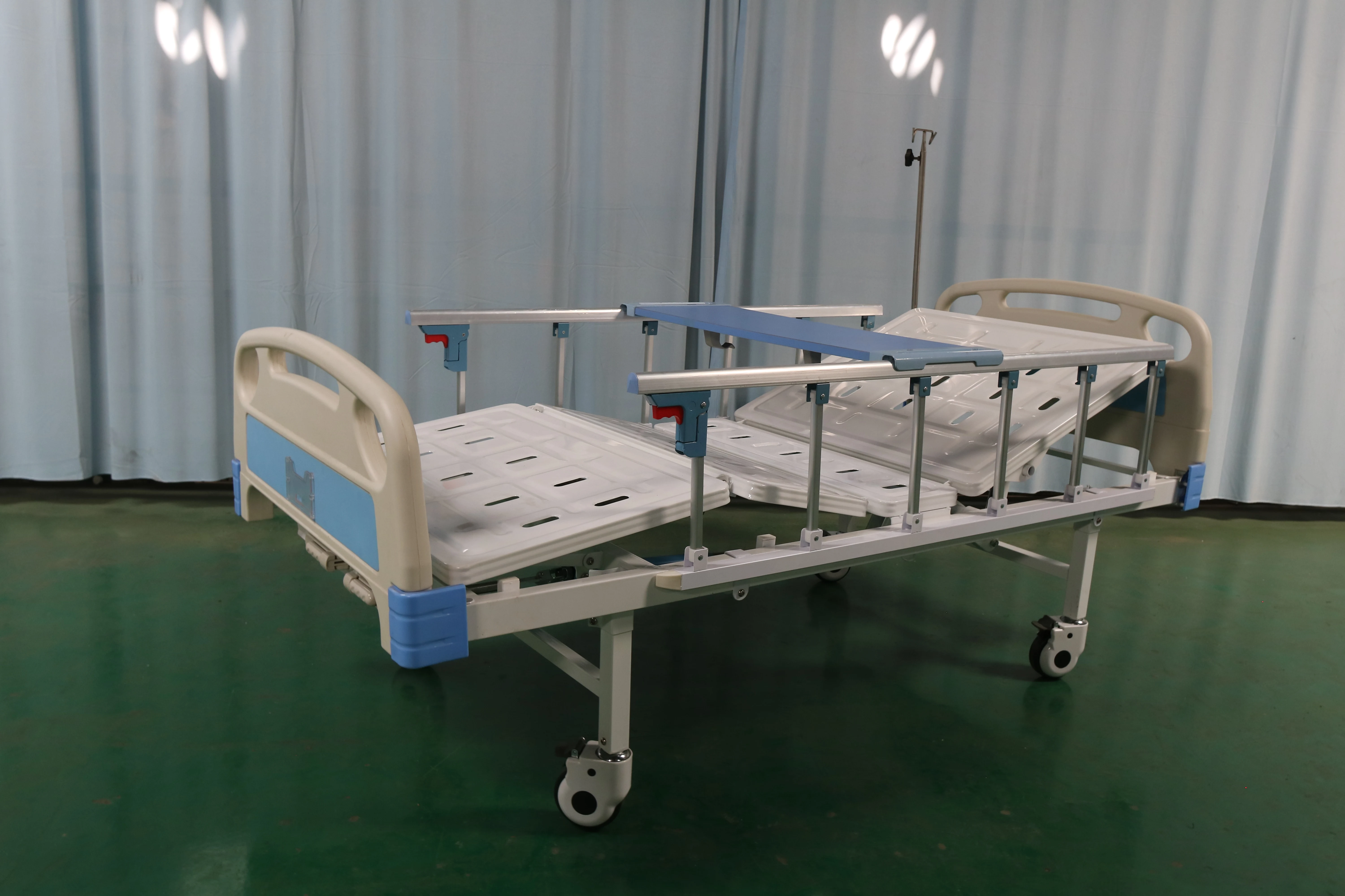 Cheap Medical Furniture 2 Cranks Metal Manual Home Care Clinic Nursing Patient Hospital Bed Prices