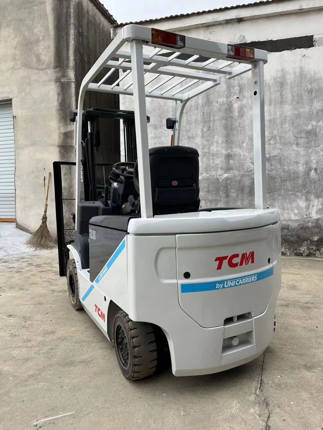 Дешевая цена купить высокое качество б/у TCM FD25 2500 кг грузоподъемность дизельный вилочный погрузчик сделано в Японии