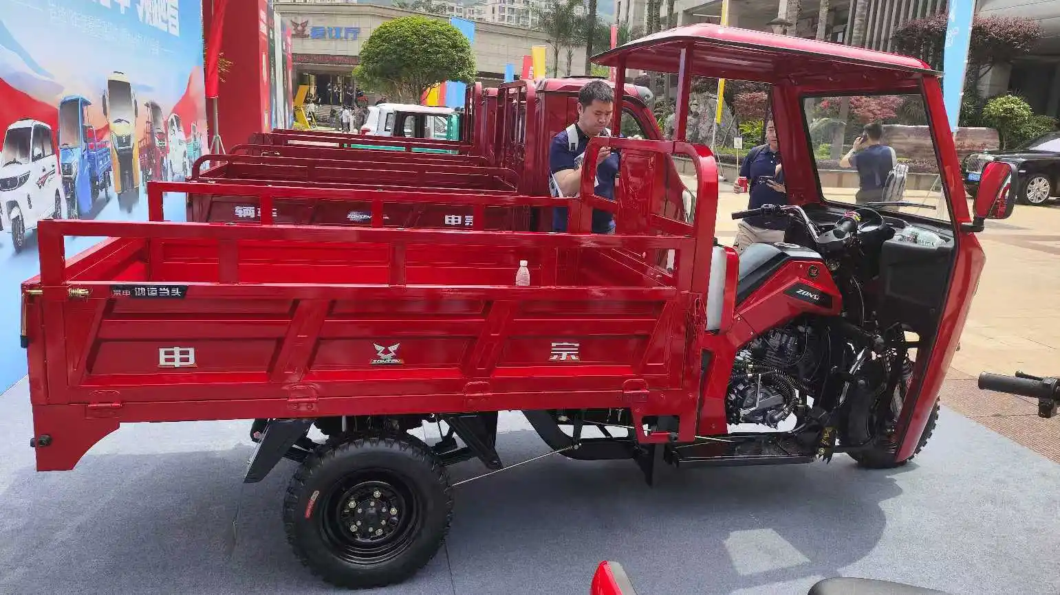 High Quality  Gasoline Tricycle Custom Logo Cargo Tricycle For Adults Cab Gasoline Trade