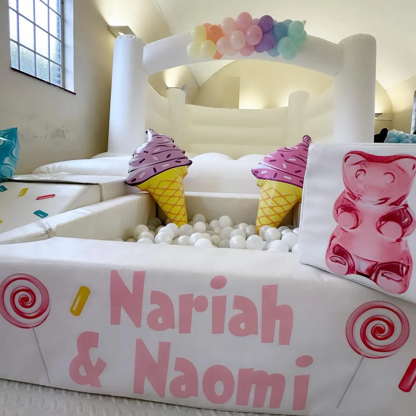 2018 happy indoor soft play,kids sports playground  jumping bouncy castle softplay bumper track floor white bouncy castle