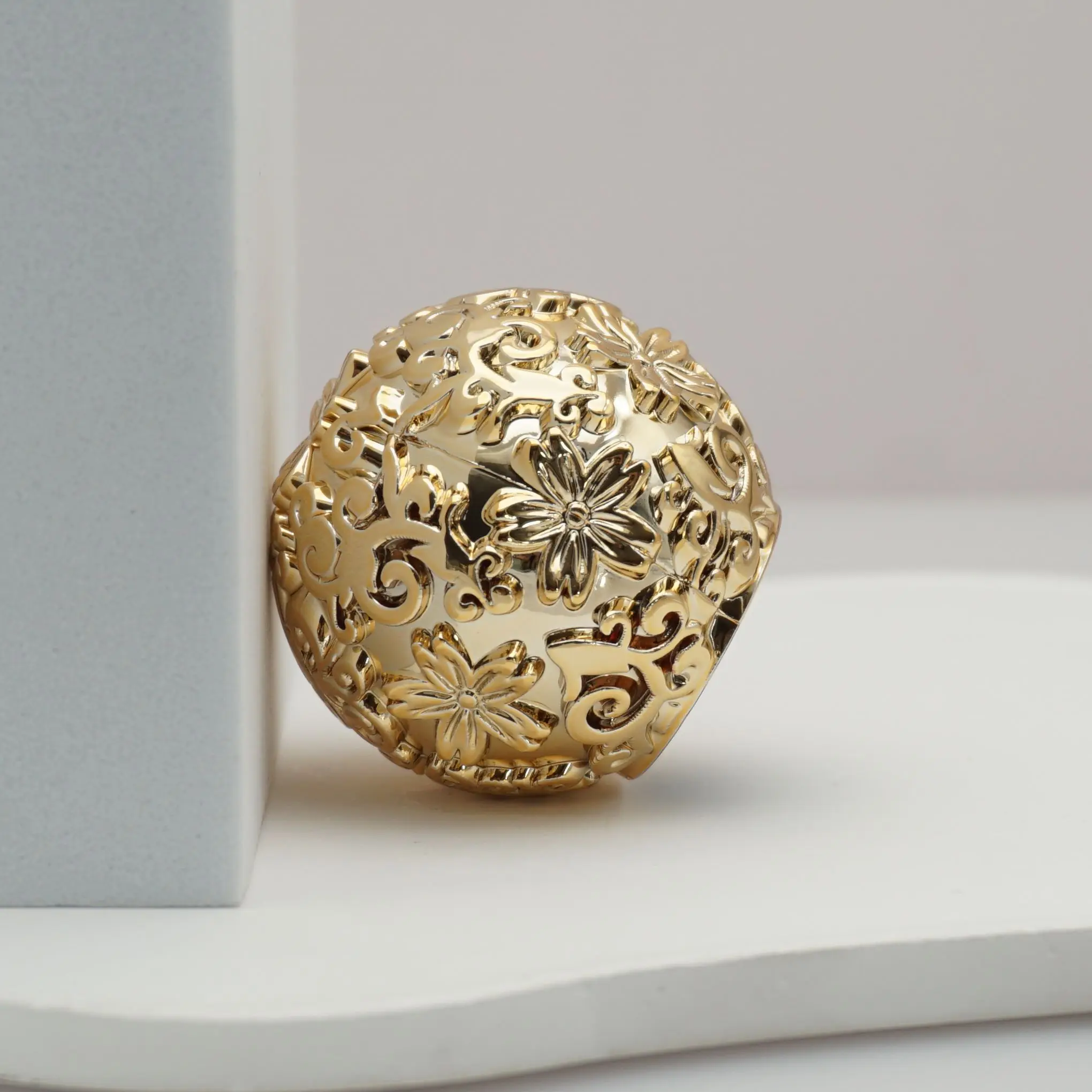 Luxury Empty Perfume Glass Bottle cap Custom Size Metal Zamac Ball Perfume Cap Magnetic Closure Lids & Bottle Closures