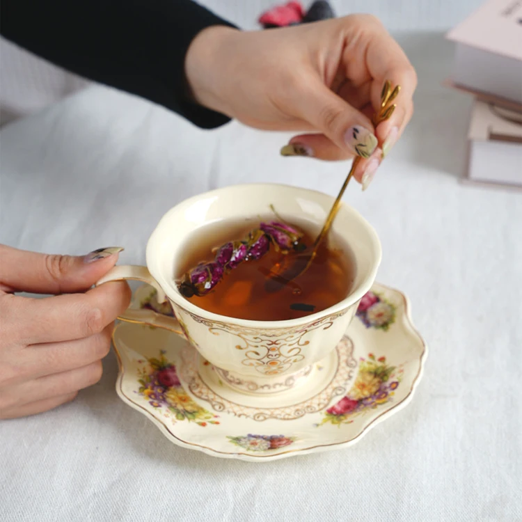 Набор керамических чашек для кофе с золотыми цветами