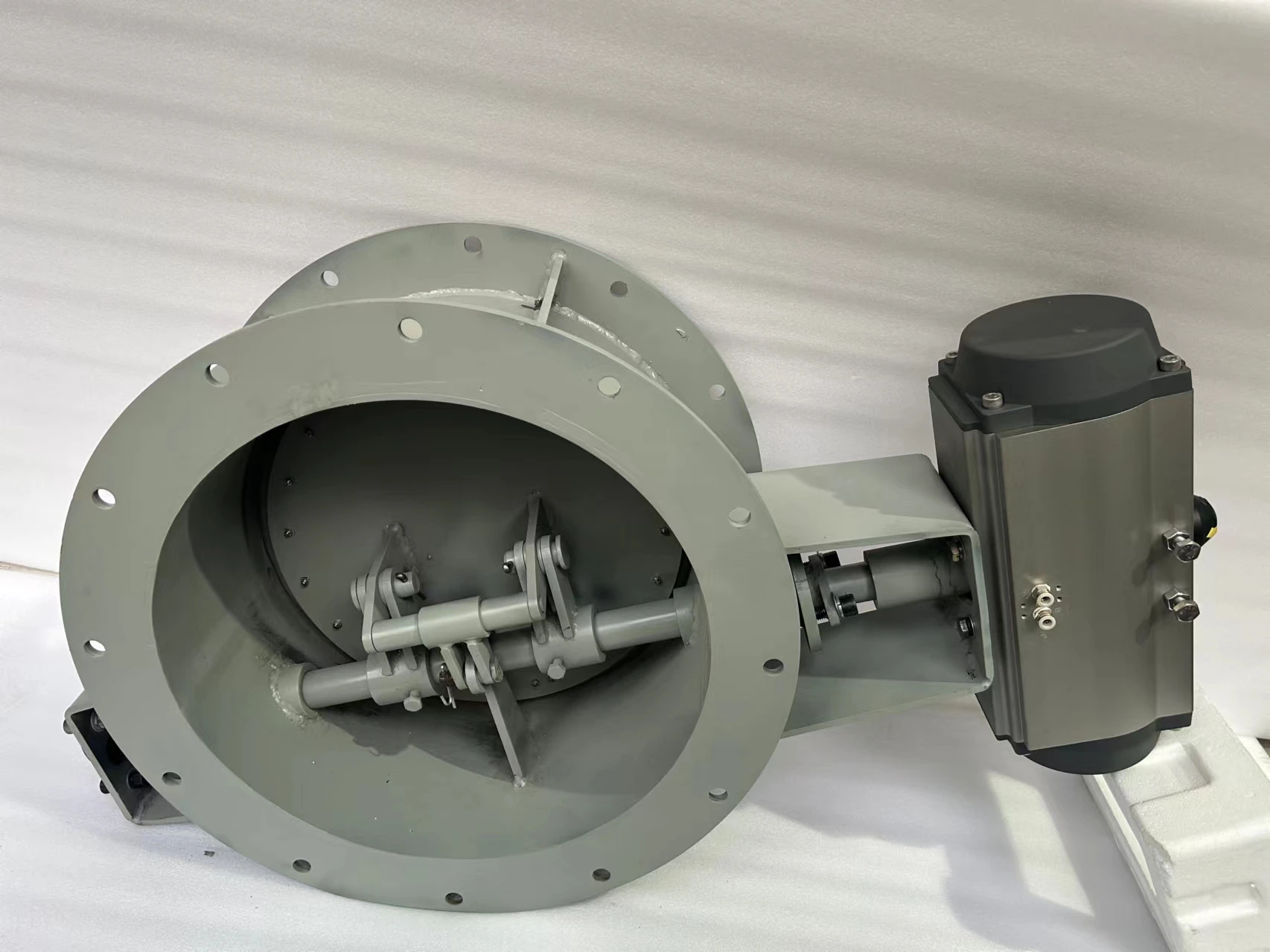 Low leakage (0.6%) Switching butterfly Circular ventilated valve