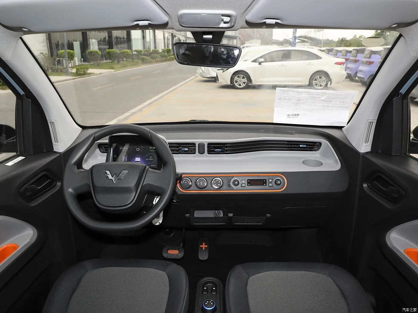 2024 высококачественный электрический седан Wuling Hongguang Mini EV Новая энергия для взрослых с автоматическим коробкой передач 215 км левое рулевое управление распродажа
