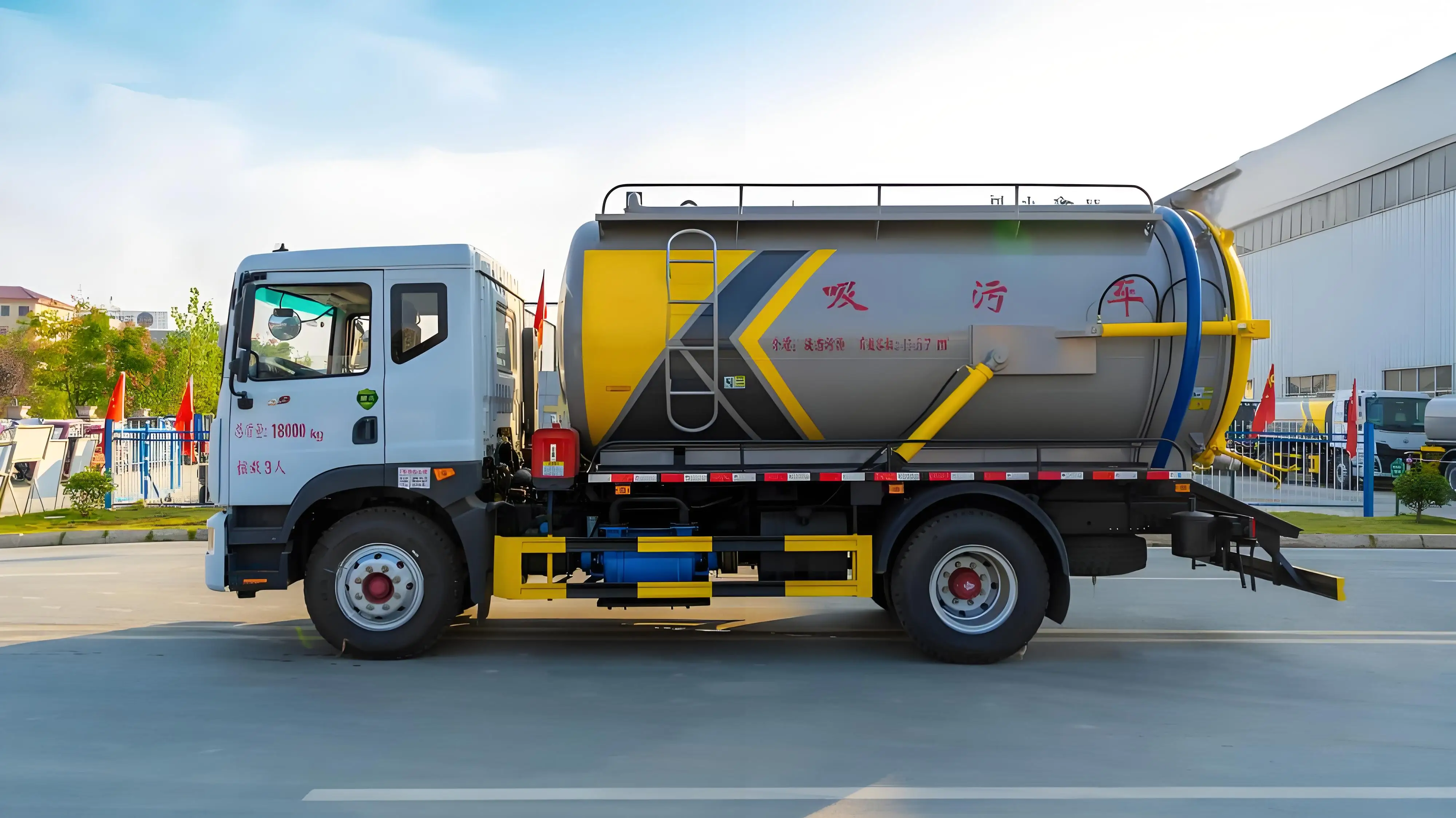 Dongfeng Duolika Cylindrical - tank Sewage Suction Truck with a Capacity of 12 Cubic Meters