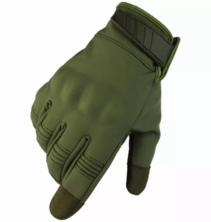 The factory has a daily output of over 6,000 cheap cold-resistant green tactical equipment.