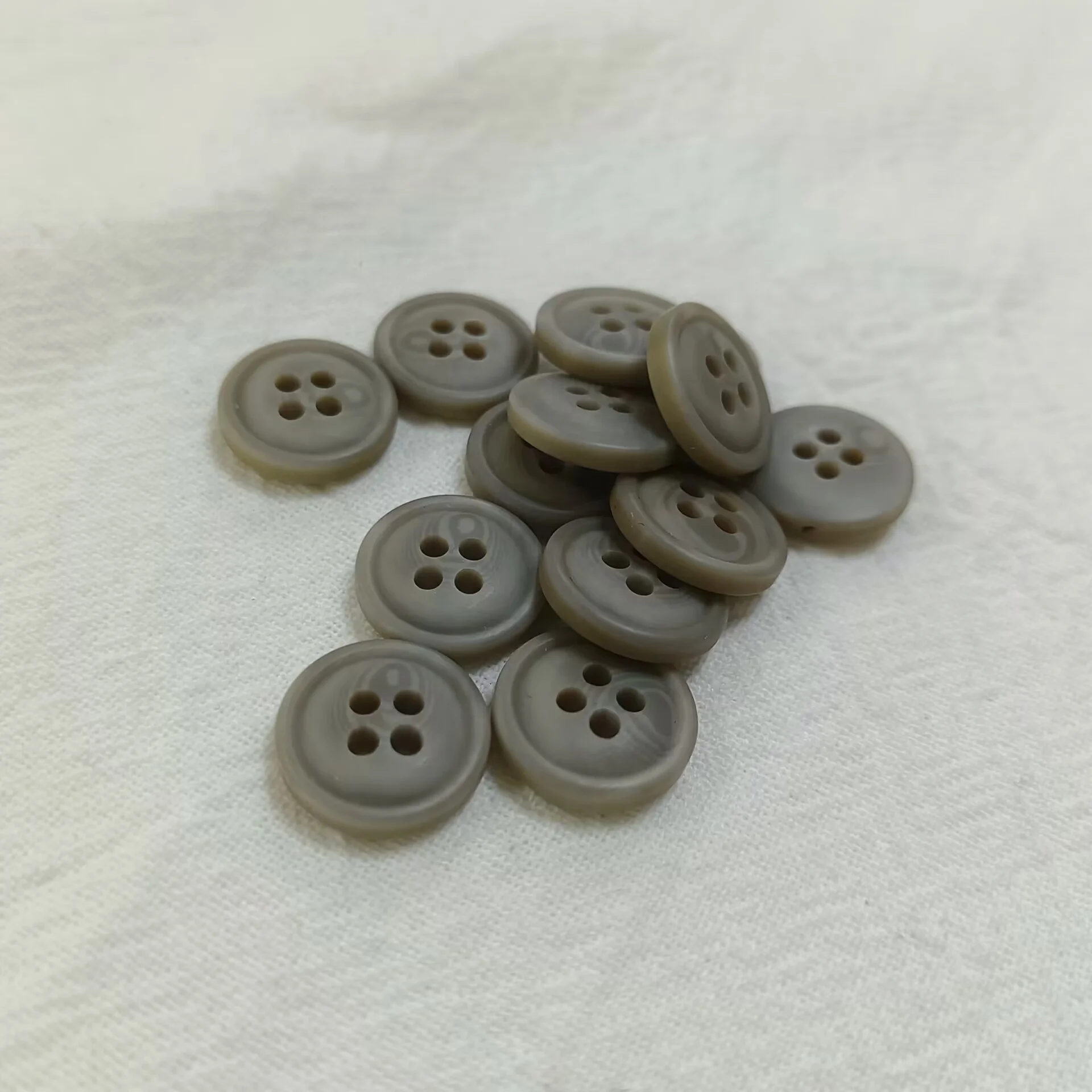 Популярная на заказ пуговица из смолы размером 12 мм и 14 мм с 4 отверстиями для женских рубашек
