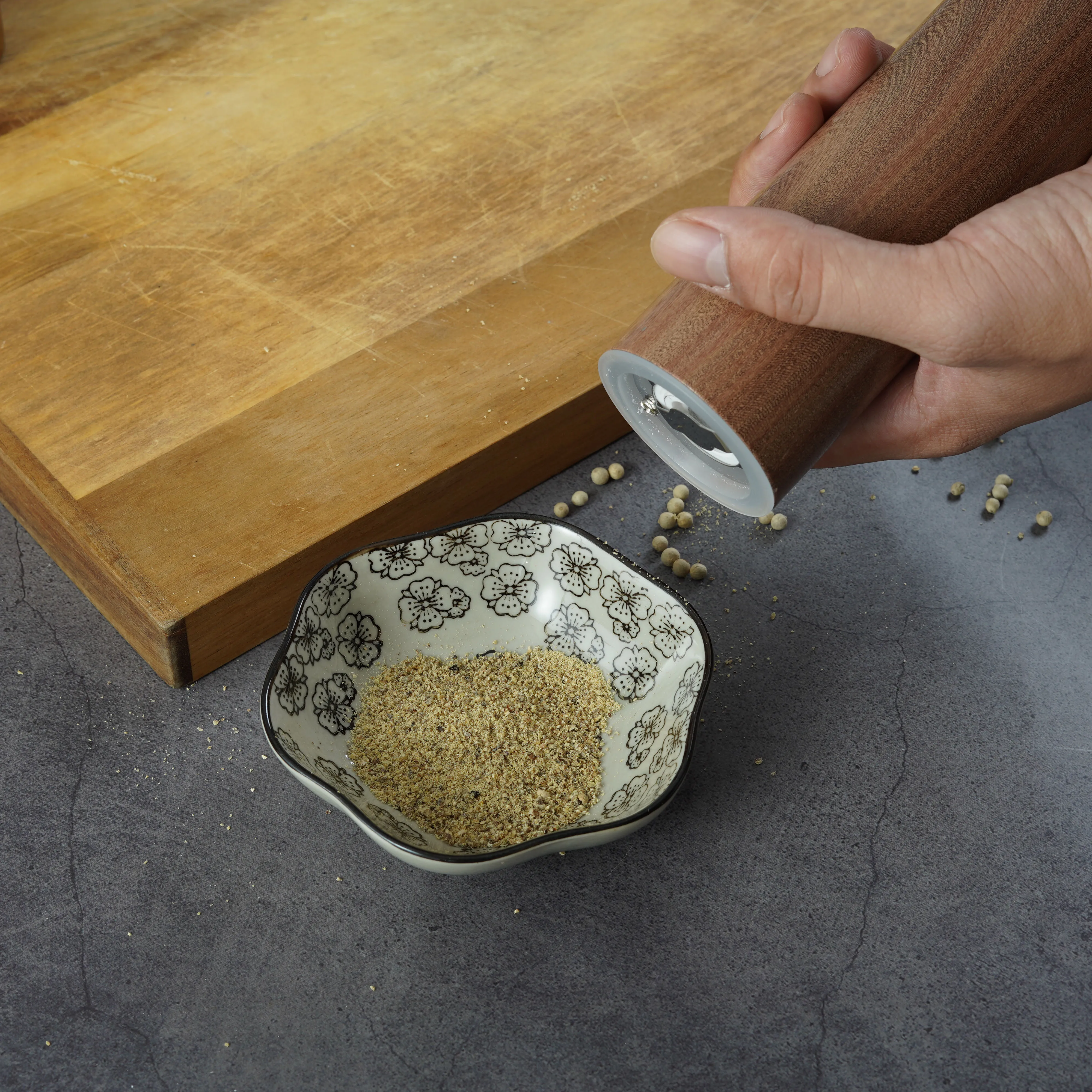 Wholesale High Quality Aluminum Wood grain pepper grander mill Manual Mechanism Salt and Pepper Grinders