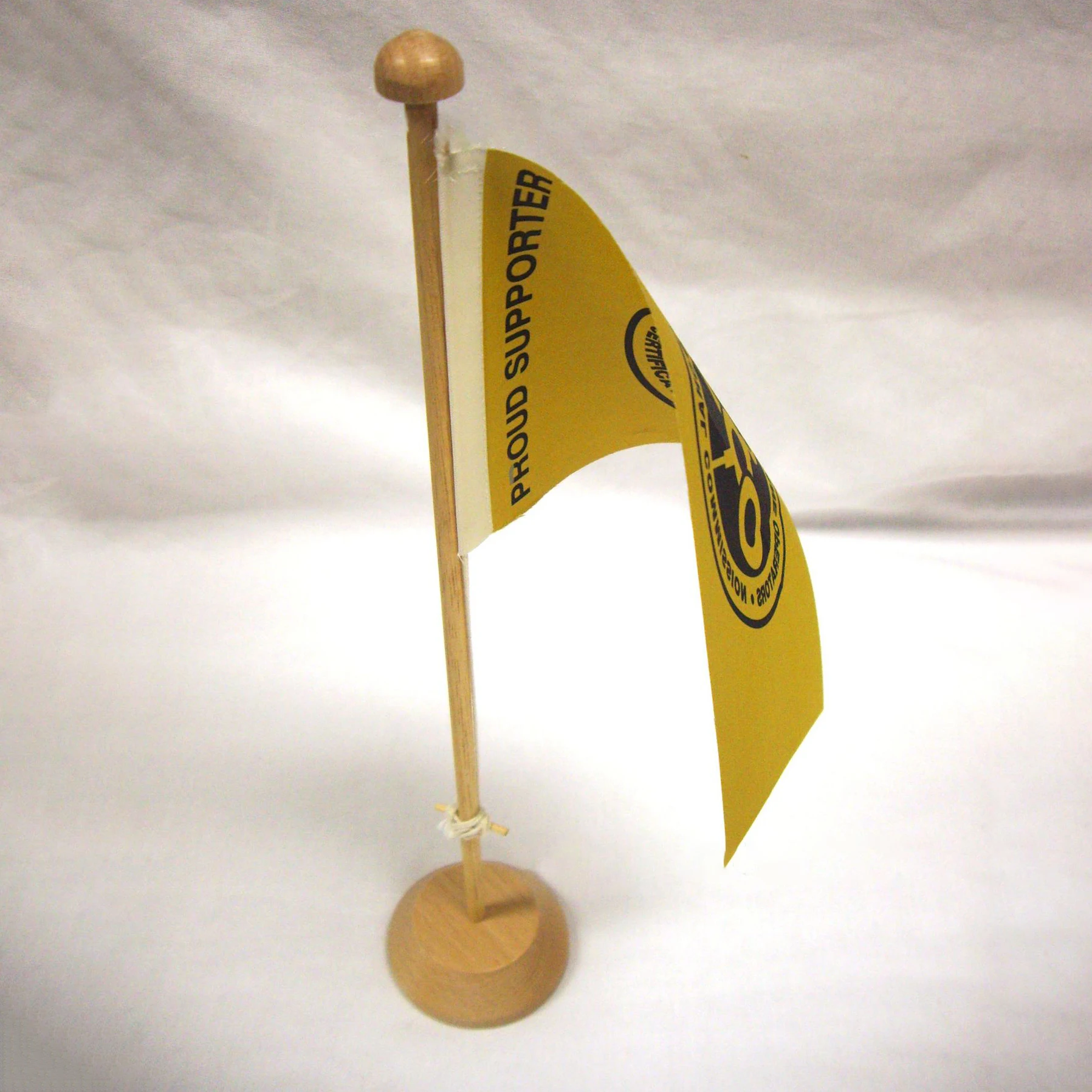 Вымпел настольный флаг с деревянным столбом и пластиковая подставка Настольный в одну сторону стенд