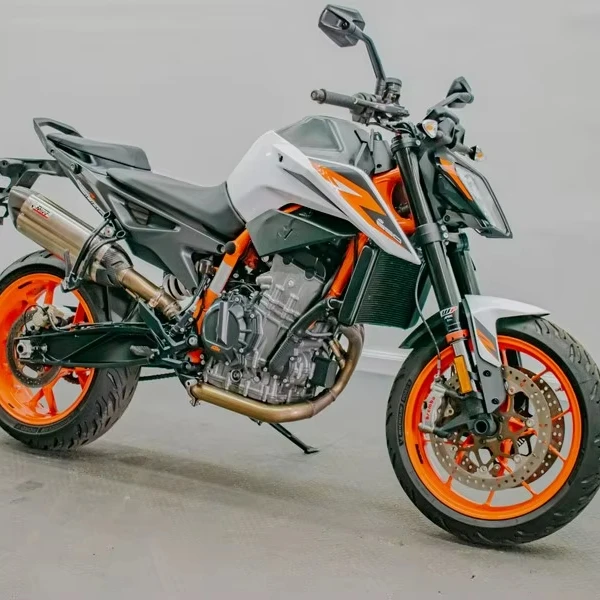 Новые продажи для 2021 KTM 890 Duke R готов к отправке