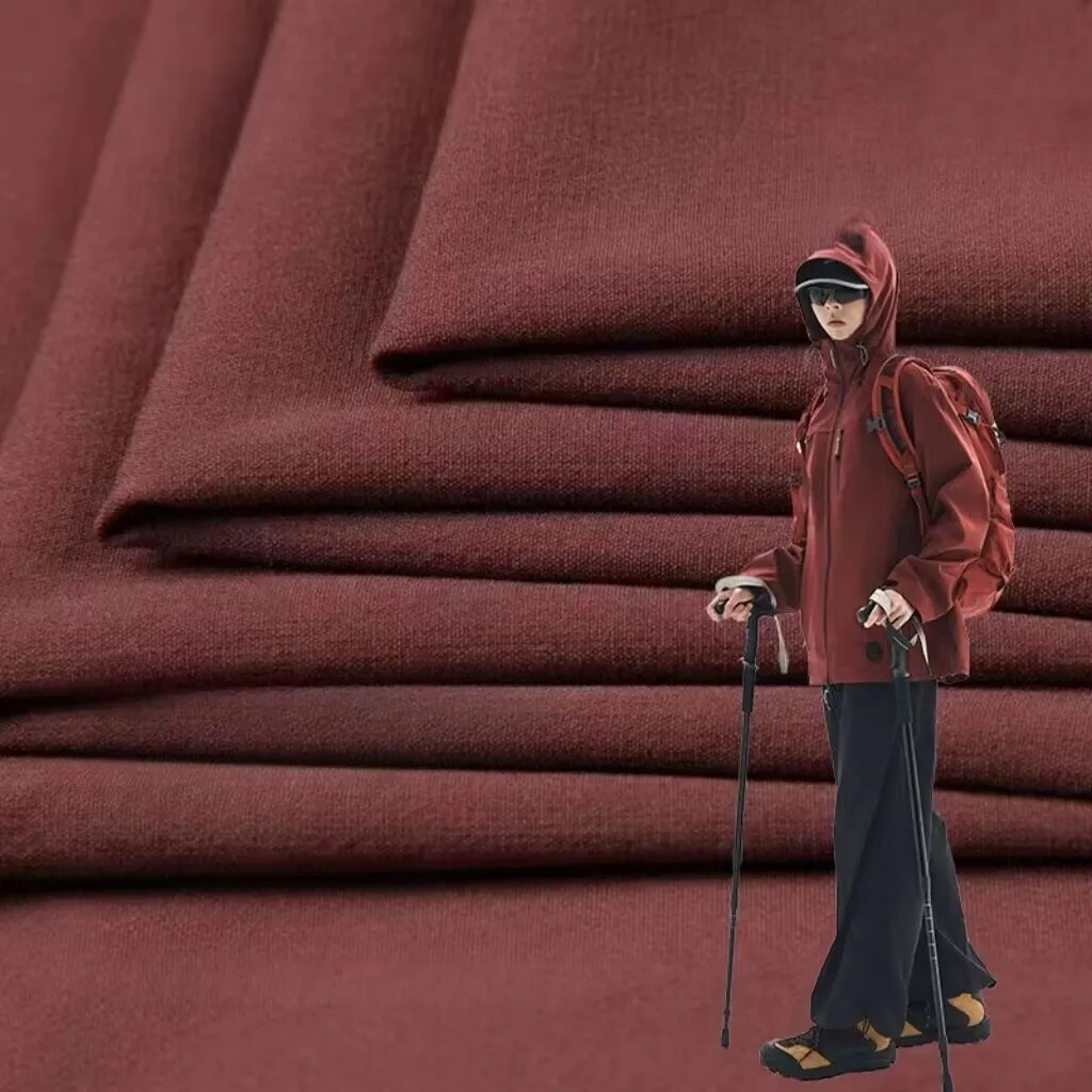 Фабрика производит ткани для уличного пуховика которые можно настроить так чтобы они были водонепроницаемыми и устойчивыми к царапинам.