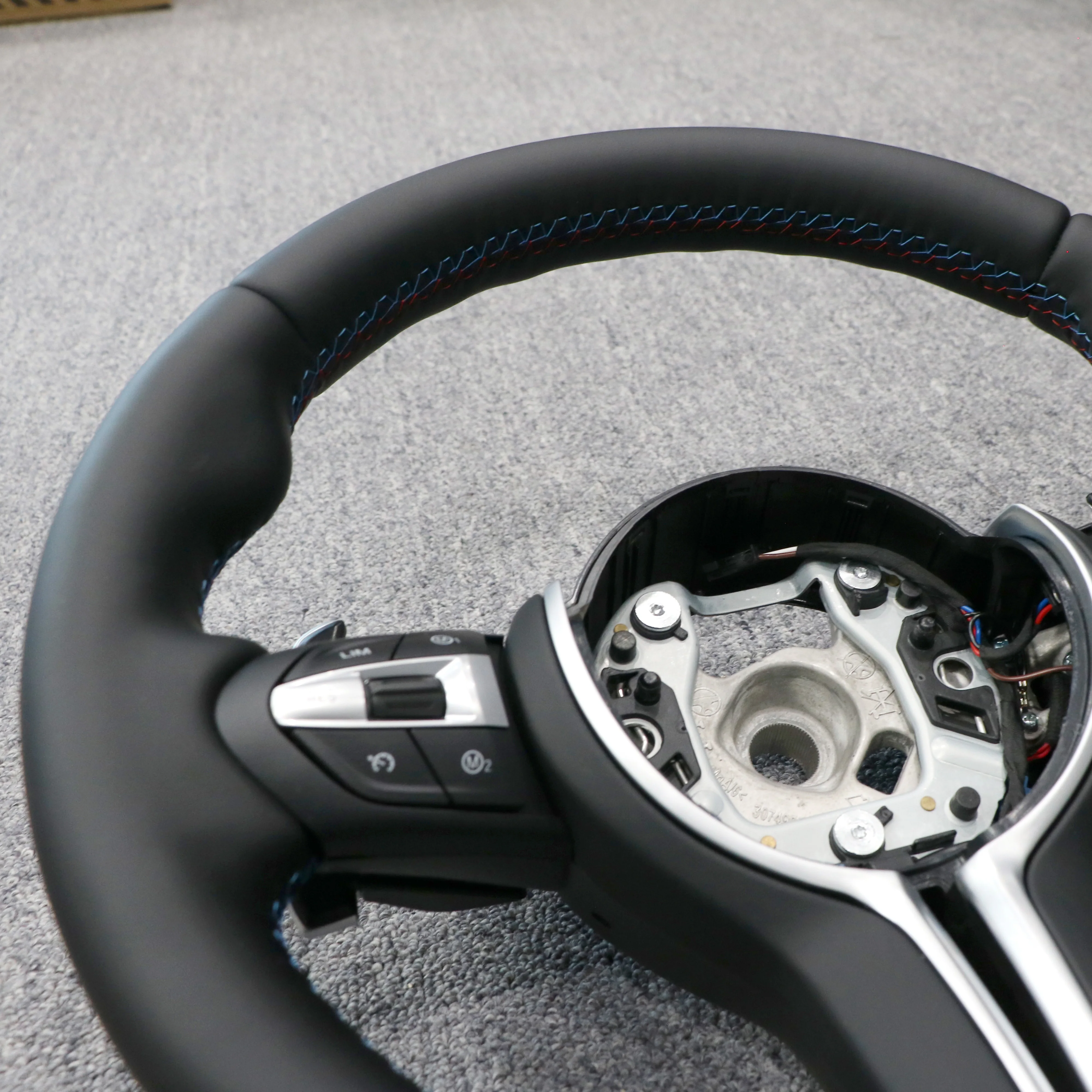 Кожаное рулевое колесо с логотипом для BMW f20 f22 f30 f32 f10 f39 f06 f12 f91 2 3 4 5 6 series по заводской цене