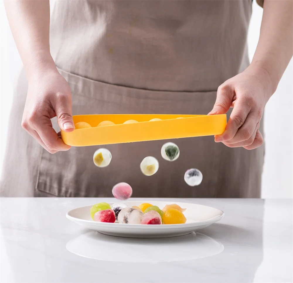 Pinmoo 3D Portable Food Grade Ice Cube Tray with Lid Sphere Round Ice Ball Mold Maker