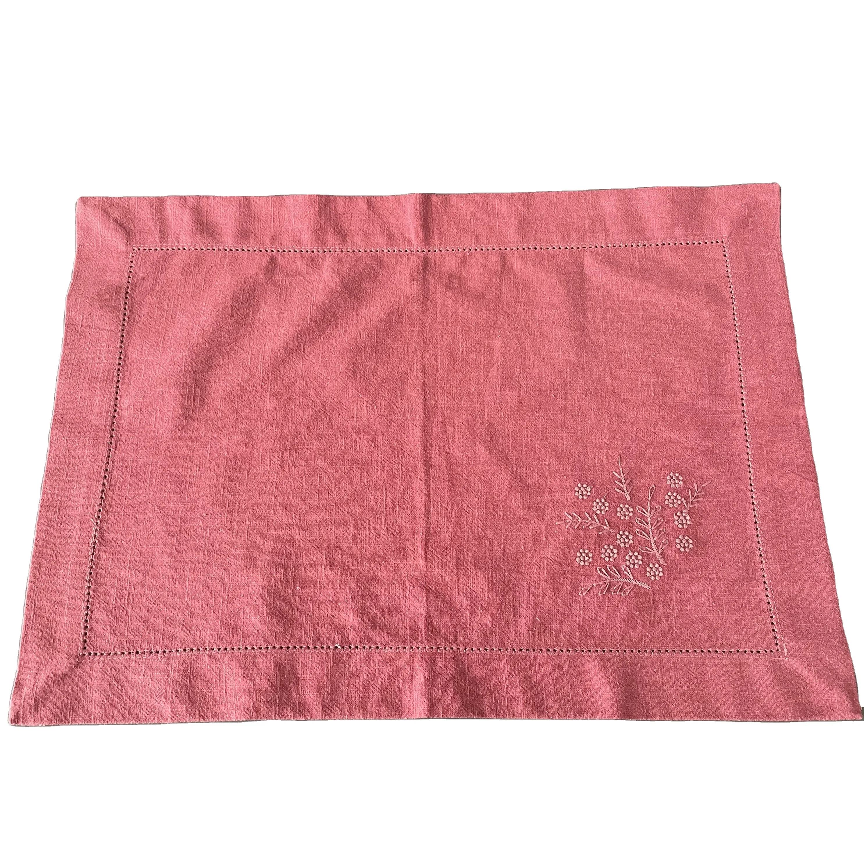 Cottonlinen embroidered placemat