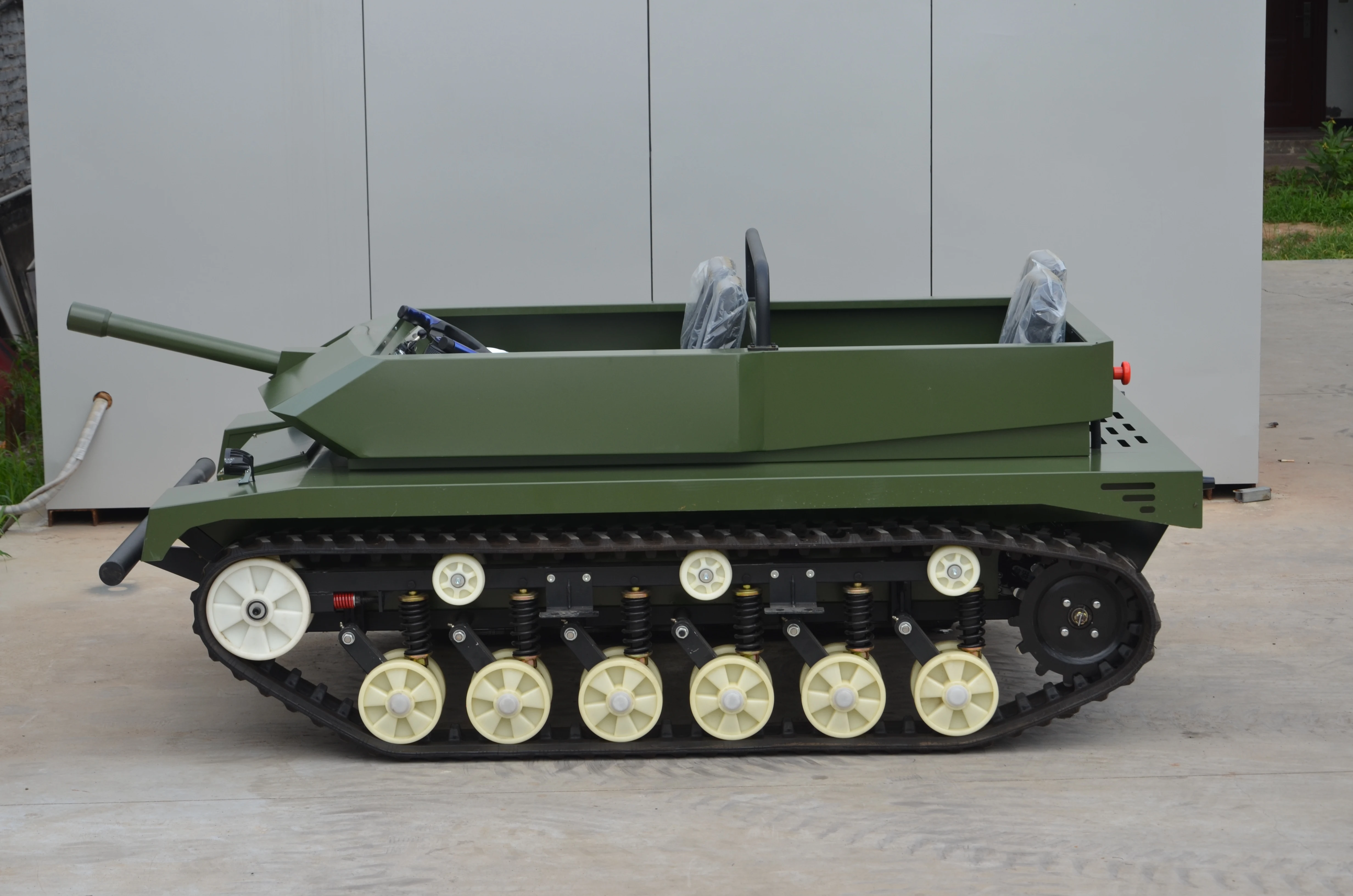 All-terrain pleasure tank car, electric tank, tank model, four people ride. New playground project.