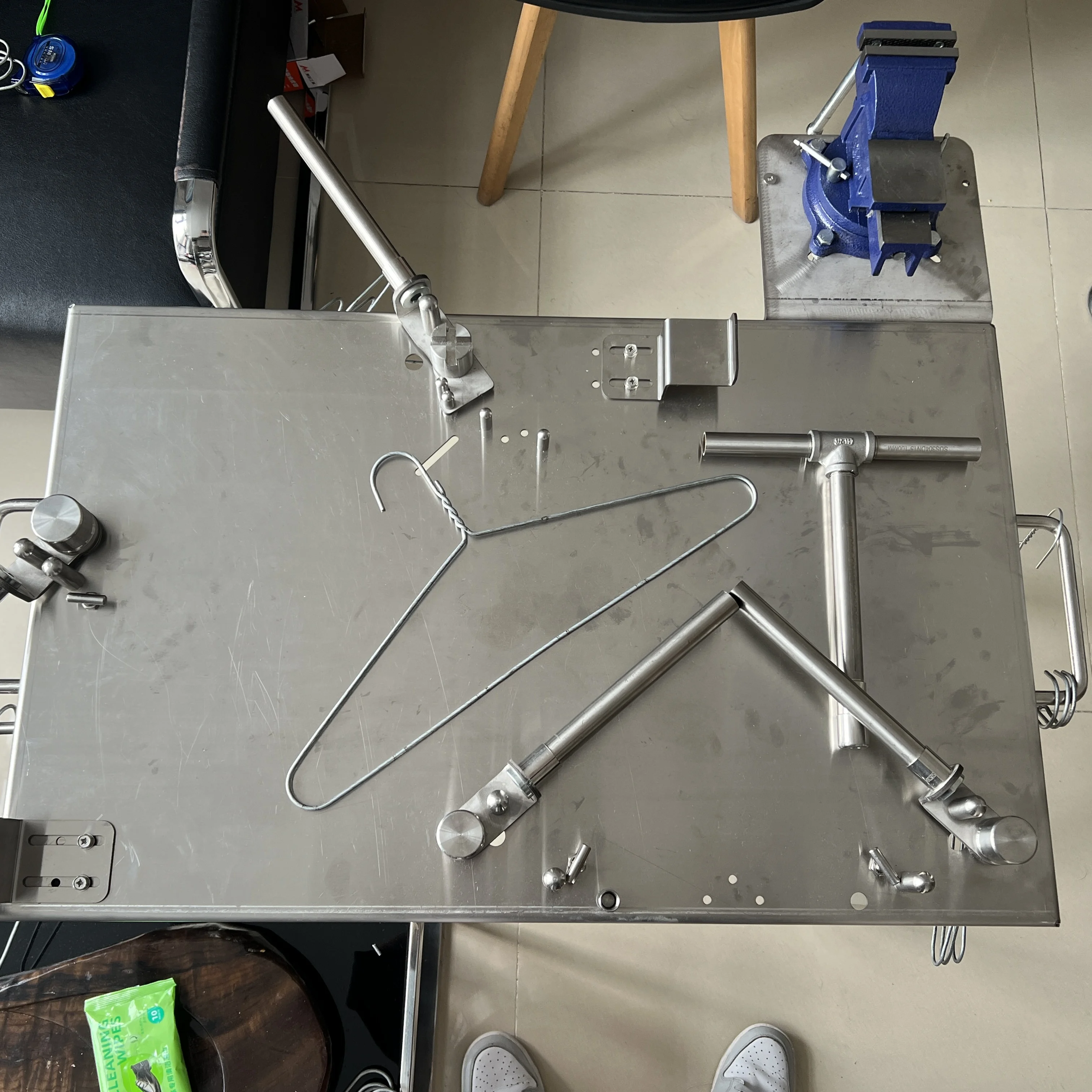 Manual hanger making table