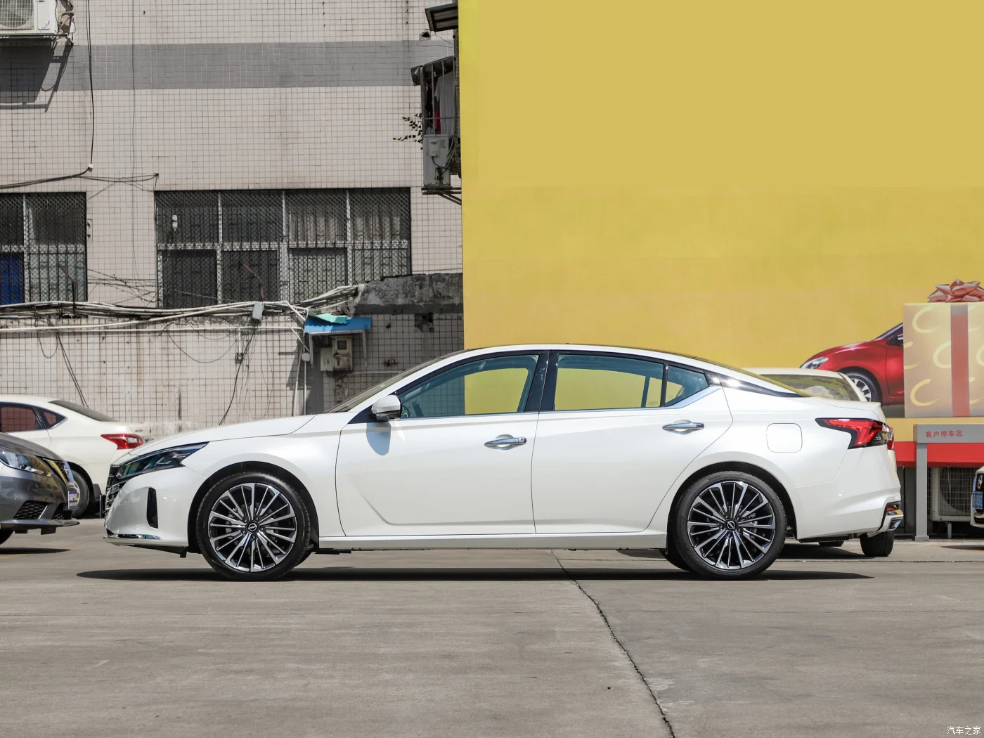 Высокое качество Nissan Altima Седан 4 двери 5 мест новый автомобиль R17 шины дешевый бензиновый