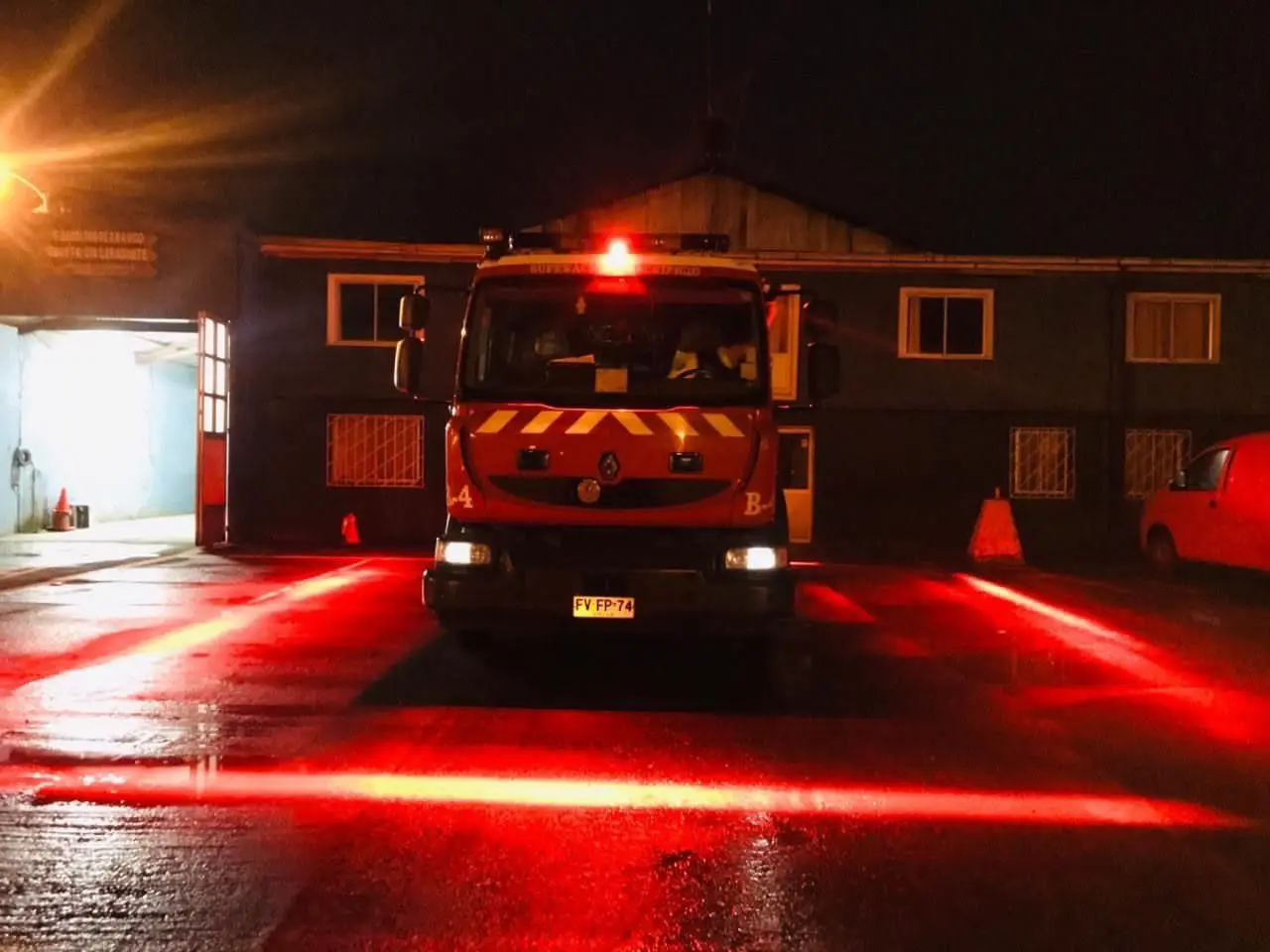 JY-T94-4G(WIFI version) Light sensing ultra-long standby intelligent vehicle positioning terminal