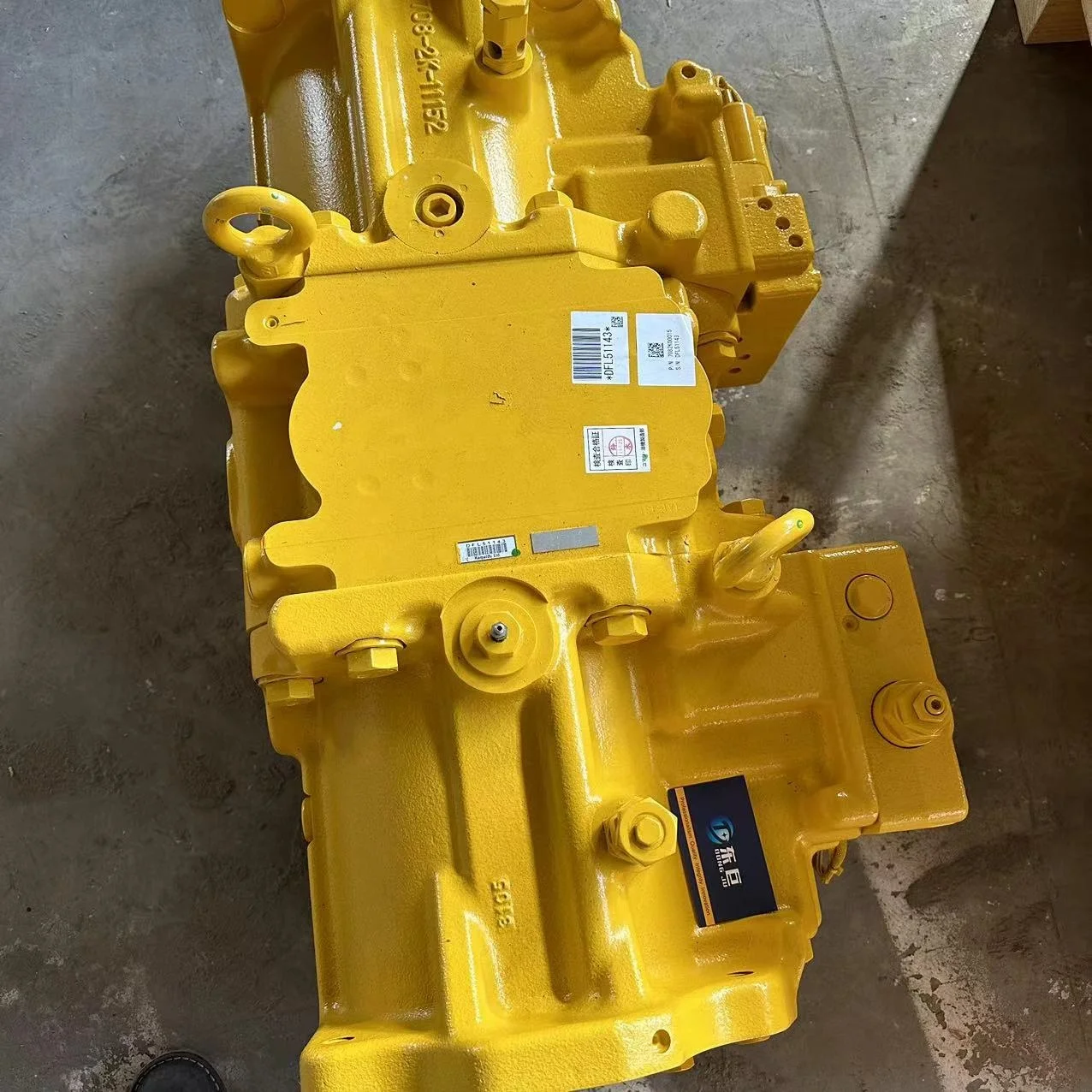 Для бульдозера Komatsu D375A клапан управления лопастями 709-63-11600.