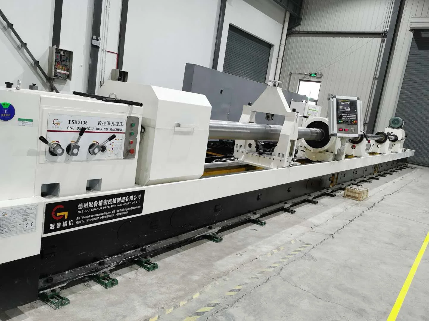 BTA deep hole drilling and boring machine